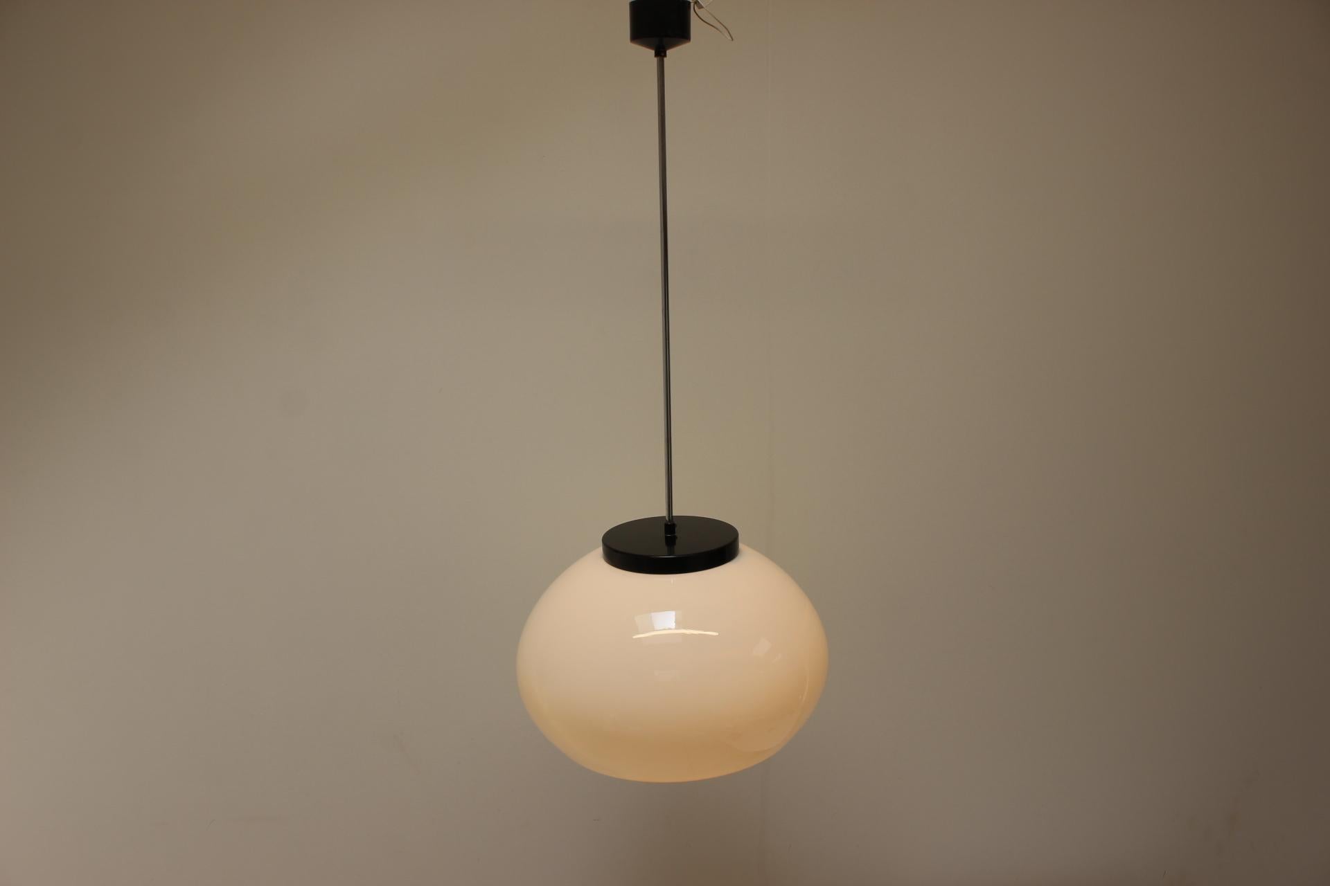 Mid-Century moderno Grande ciondolo di metà secolo di Napako, Cecoslovacchia, anni '60 in vendita
