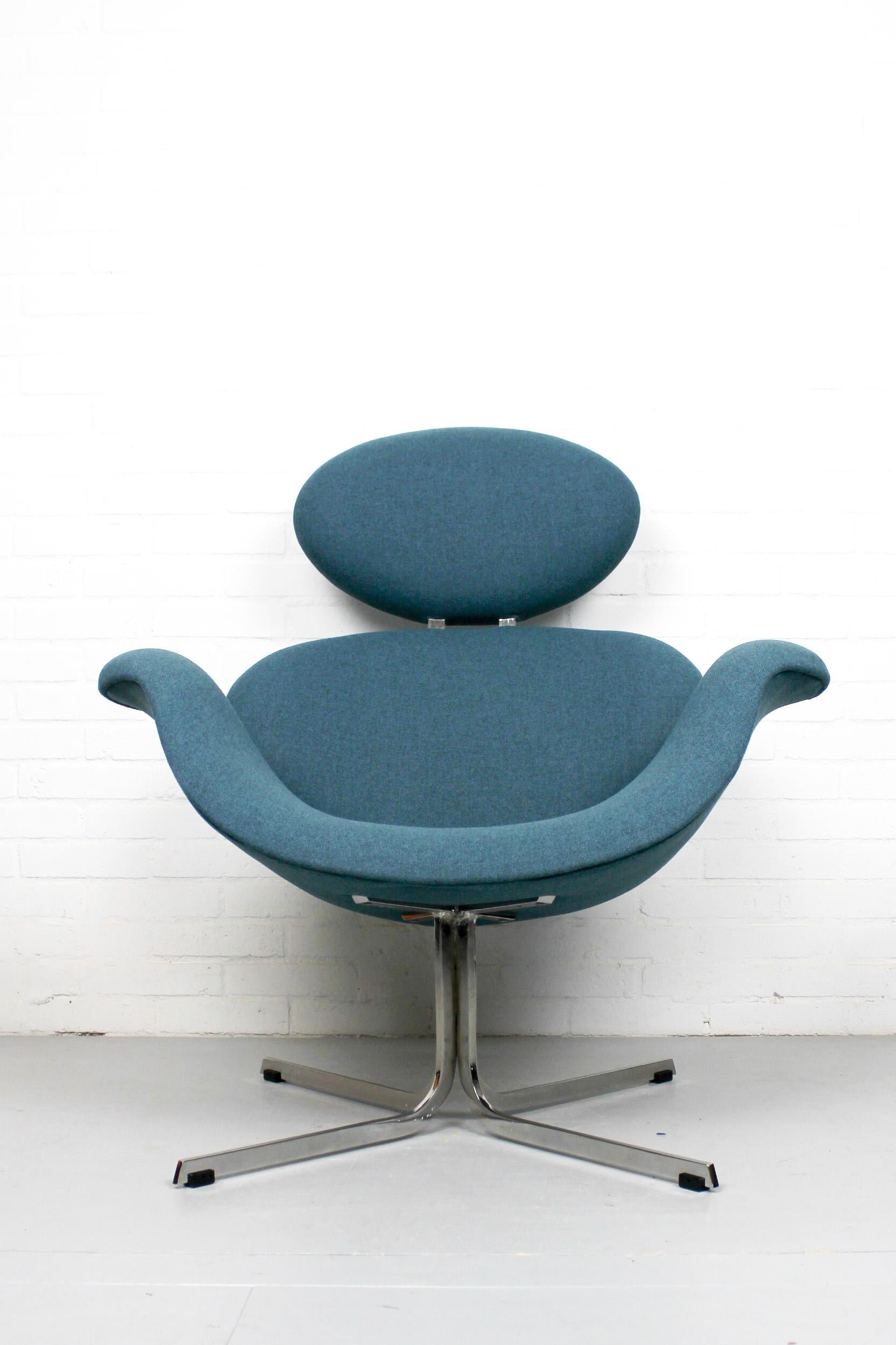 Big Tulip designed by Pierre Paulin for Artifort. This chair is a first edition of the Big Tulip. It has a chrome-plated frame and a rount top part for the head. The chair is completely restored with new upholstery Kvadrat Tonica (no 831).
