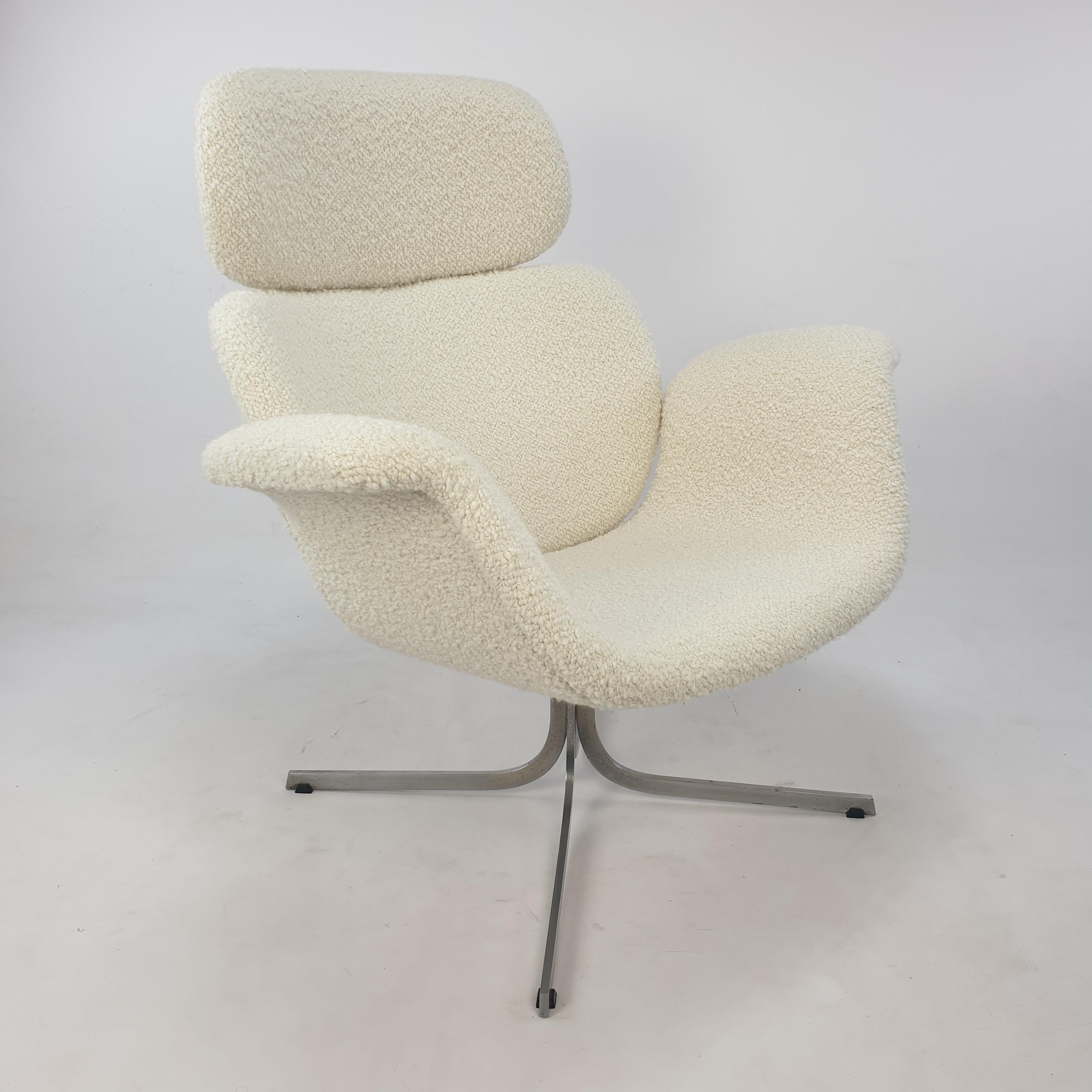 Very comfortable and original Big Tulip lounge chair, designed by Pierre Paulin for Artifort in 1965. This model remains one of the best known of the Pierre Paulin's work. The chair is just reupholstered with lovely Italian bouclé fabric and new