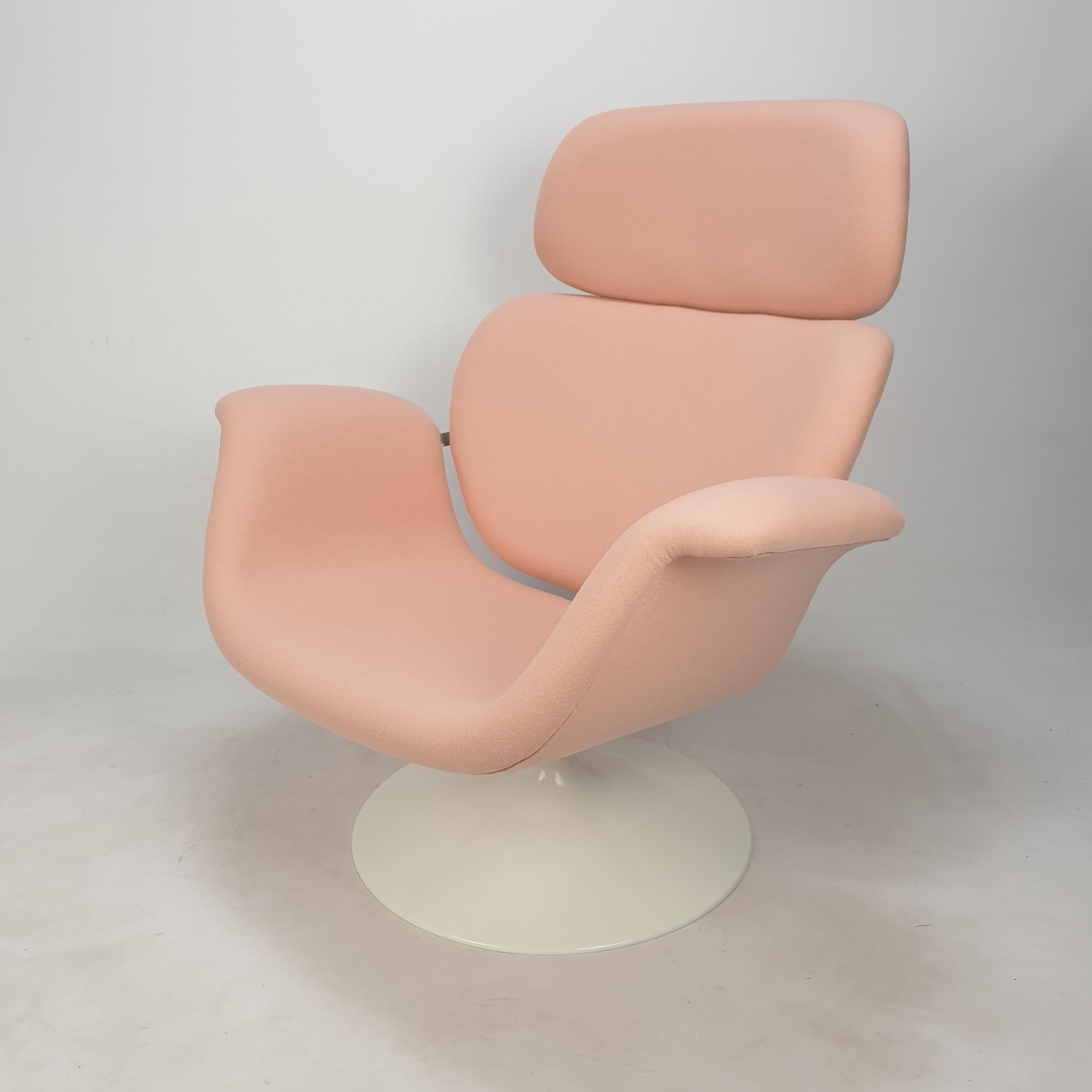 Very comfortable big Tulip lounge chair, designed by Pierre Paulin for Artifort in 1965. 
This particular chair is fabricated in the 70's.

The lovely pivoting chair is reupholstered with new fabric and new foam and the foot has been painted, it