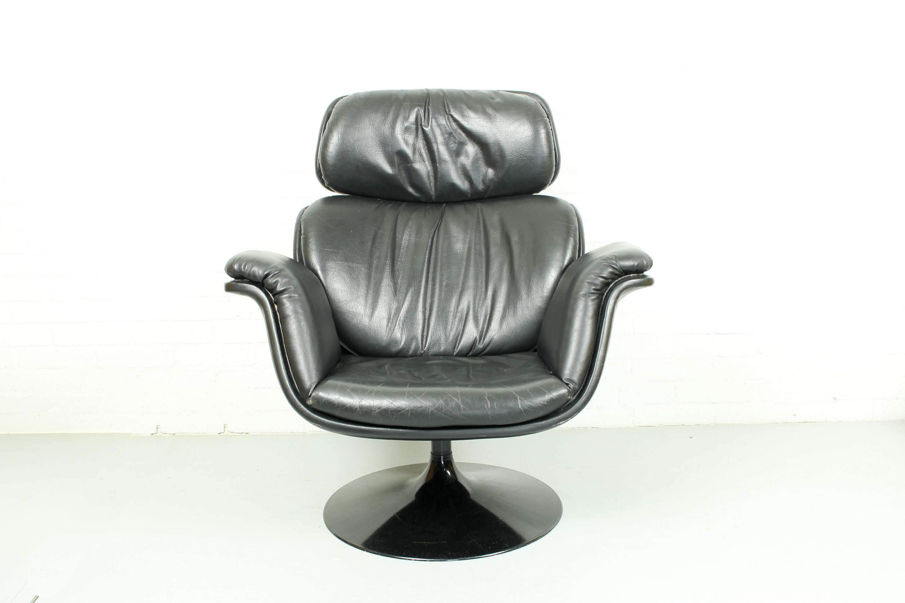 This comfortable Big Tulip lounge chair (F550) was designed by Pierre Paulin for Artifort in the 1960s. Molded and pressed wooden shells covered with original leather, pivoting round foot.