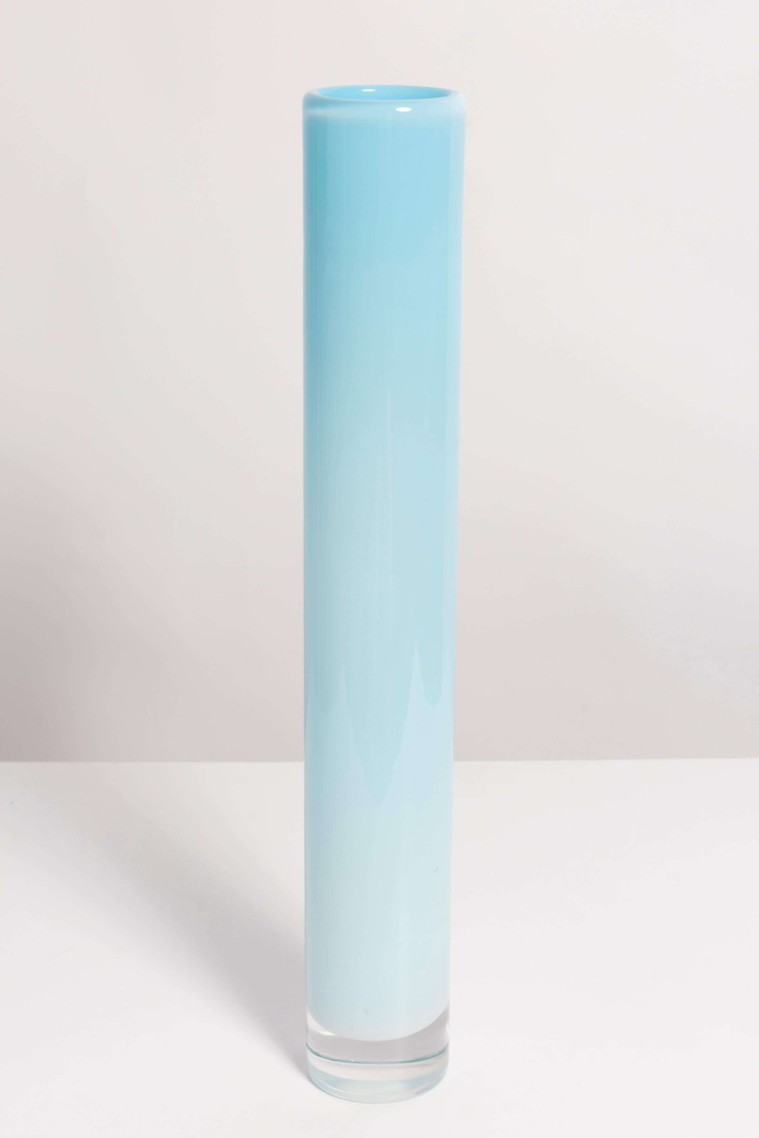 Vase bleu dans une forme étonnante. Produit dans les années 1960 en Pologne.
Verre en parfait état. Le vase semble avoir été sorti de sa boîte.

Pas d'accrocs, de défauts, etc. La surface extérieure en relief, l'intérieur lisse. Vase en verre