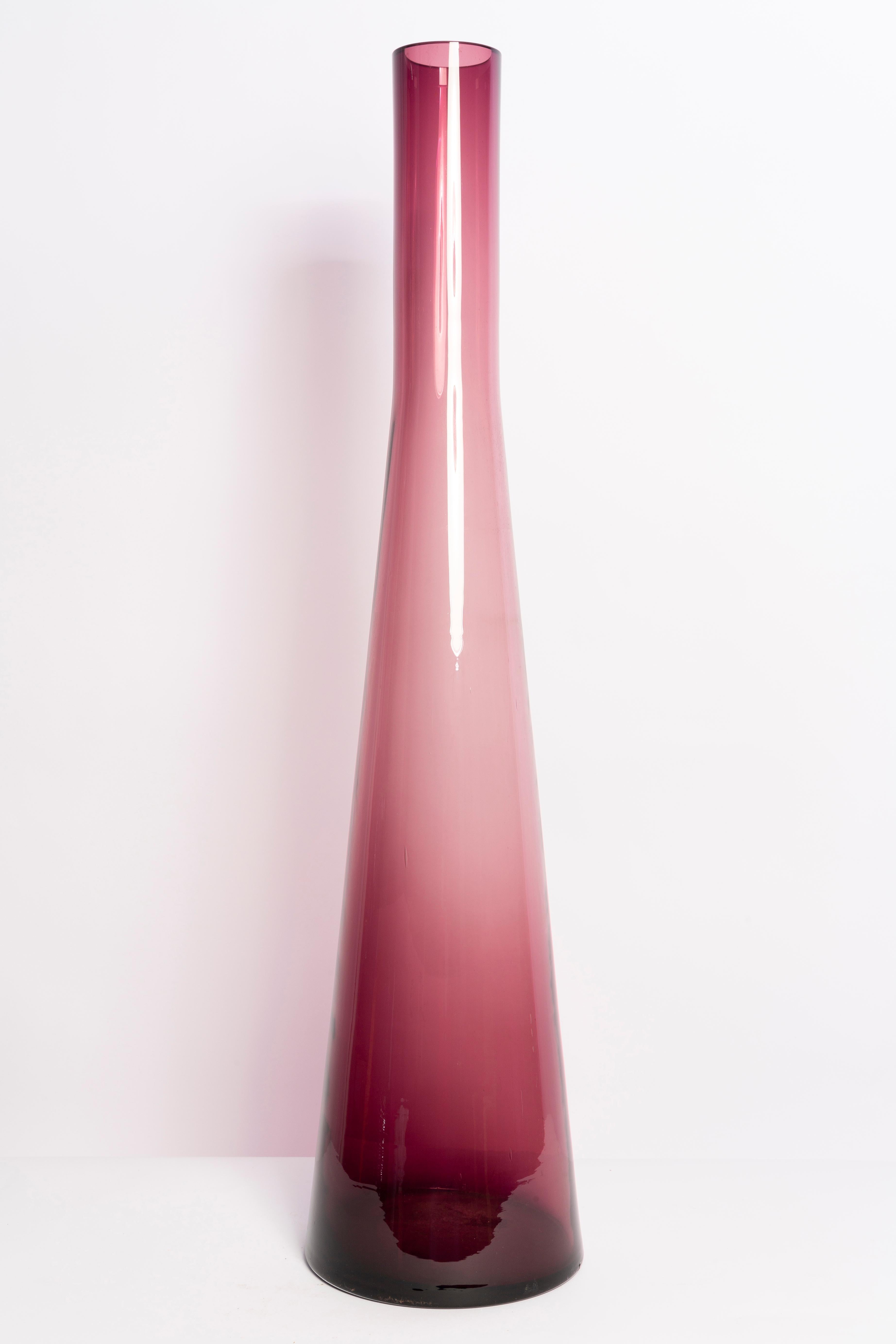 Vase violet dans une forme étonnante. Produit dans les années 1960 en Italie.
Verre en parfait état. Le vase semble avoir été sorti de sa boîte.

Pas d'accrocs, de défauts, etc. La surface extérieure en relief, l'intérieur lisse. Vase en verre