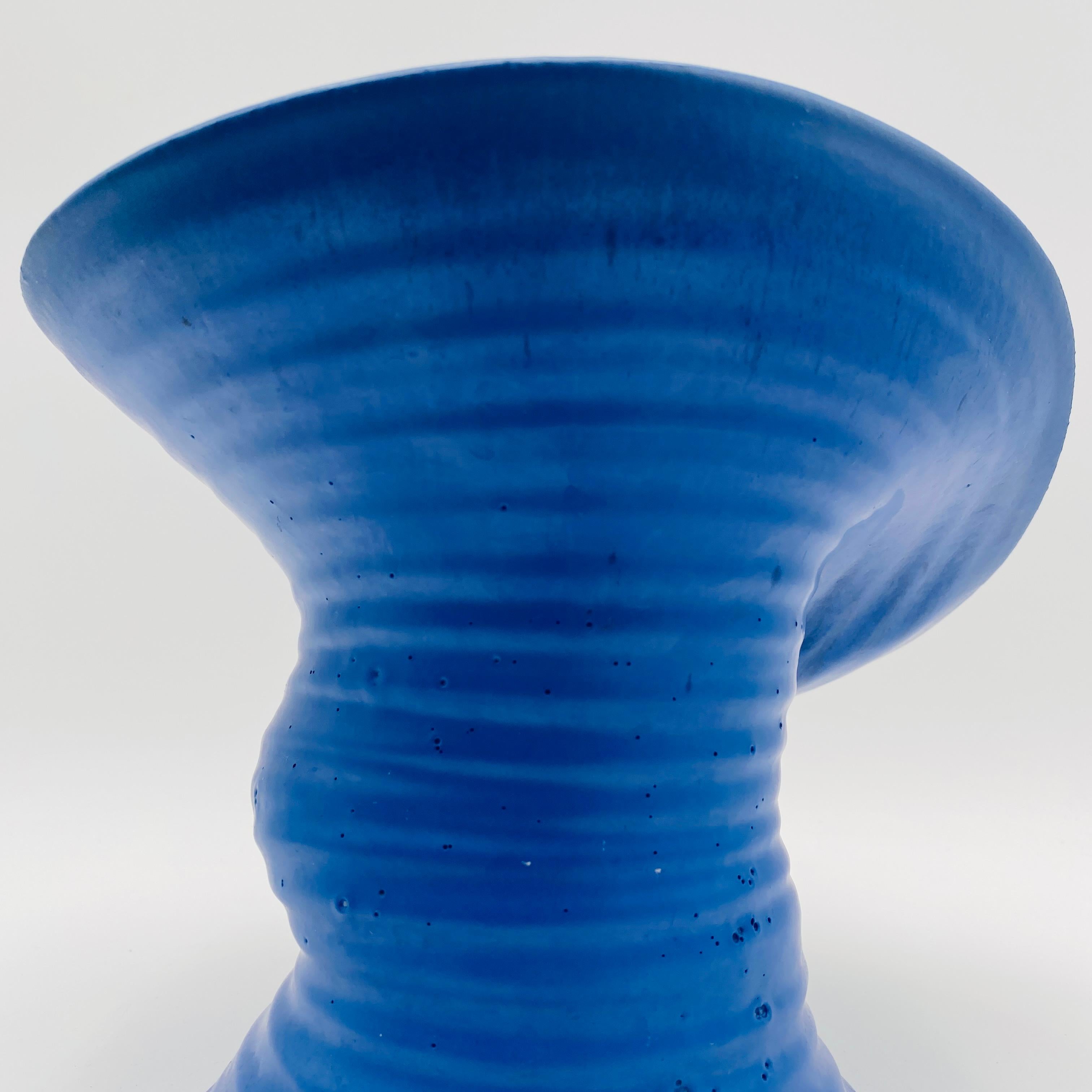 Jarrón de cerámica azul biomorfo de mediados de siglo Studio Pottery Años 60 en venta 2