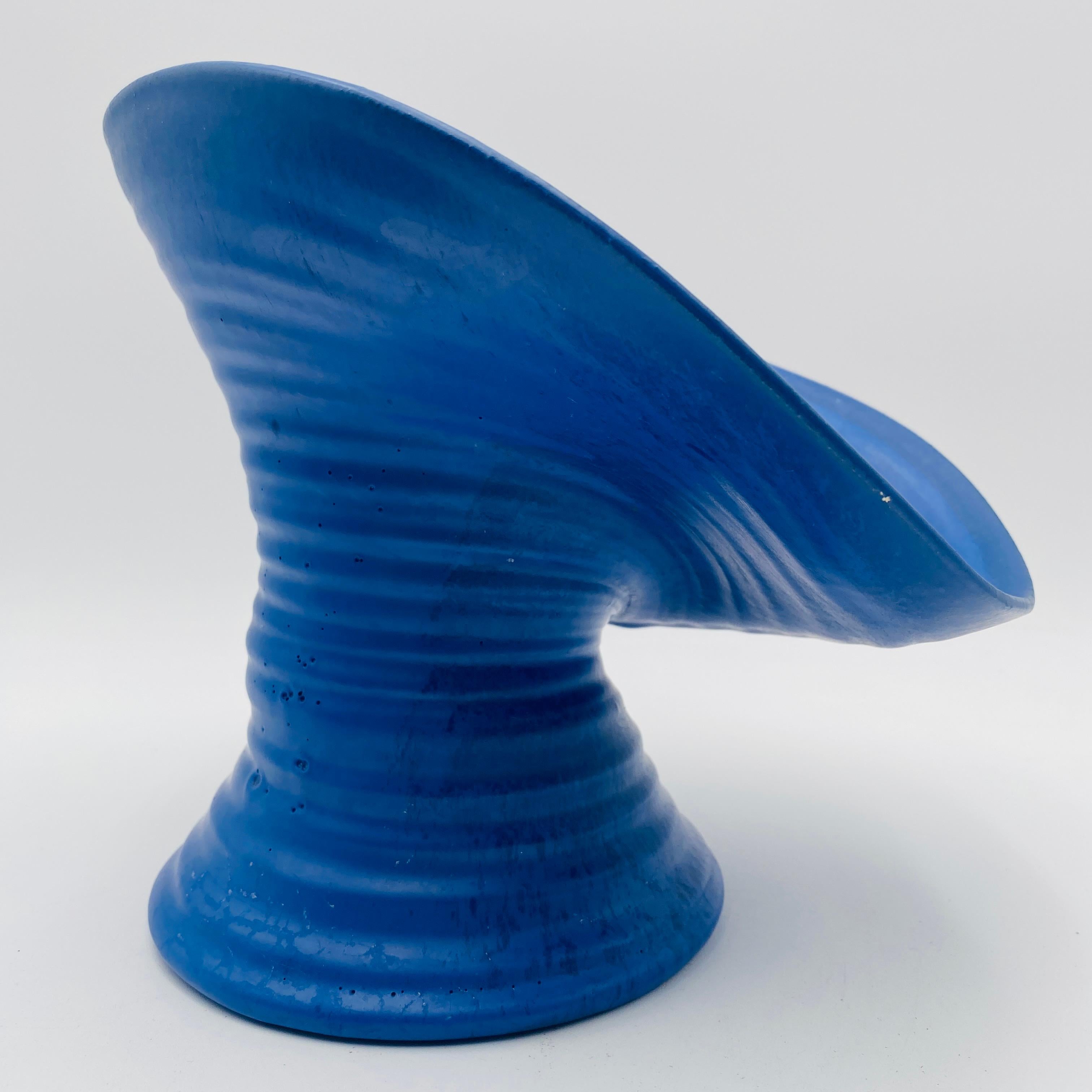 Jarrón de cerámica azul biomorfo de mediados de siglo Studio Pottery Años 60 en venta 3