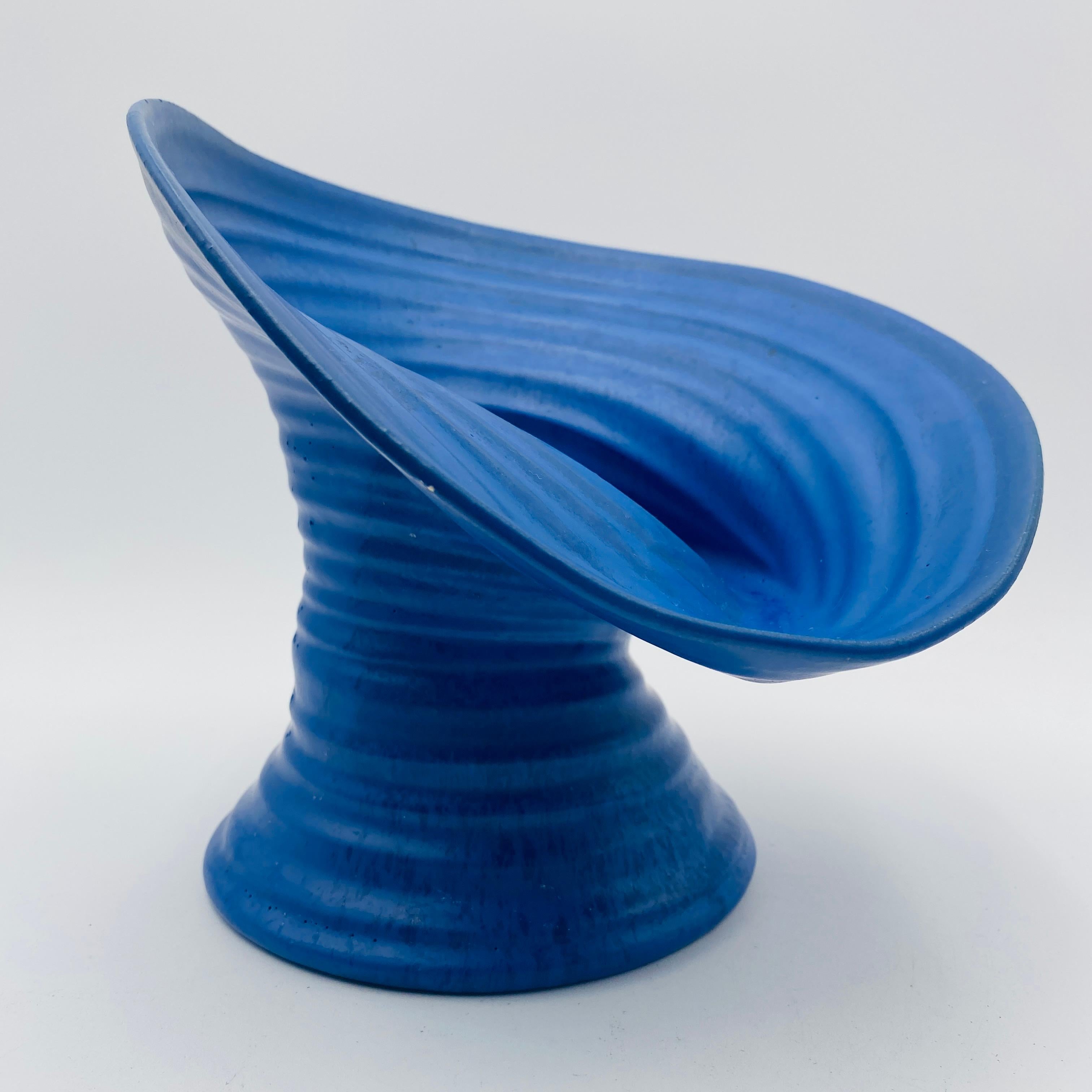 Jarrón de cerámica azul biomorfo de mediados de siglo Studio Pottery Años 60 en venta 4