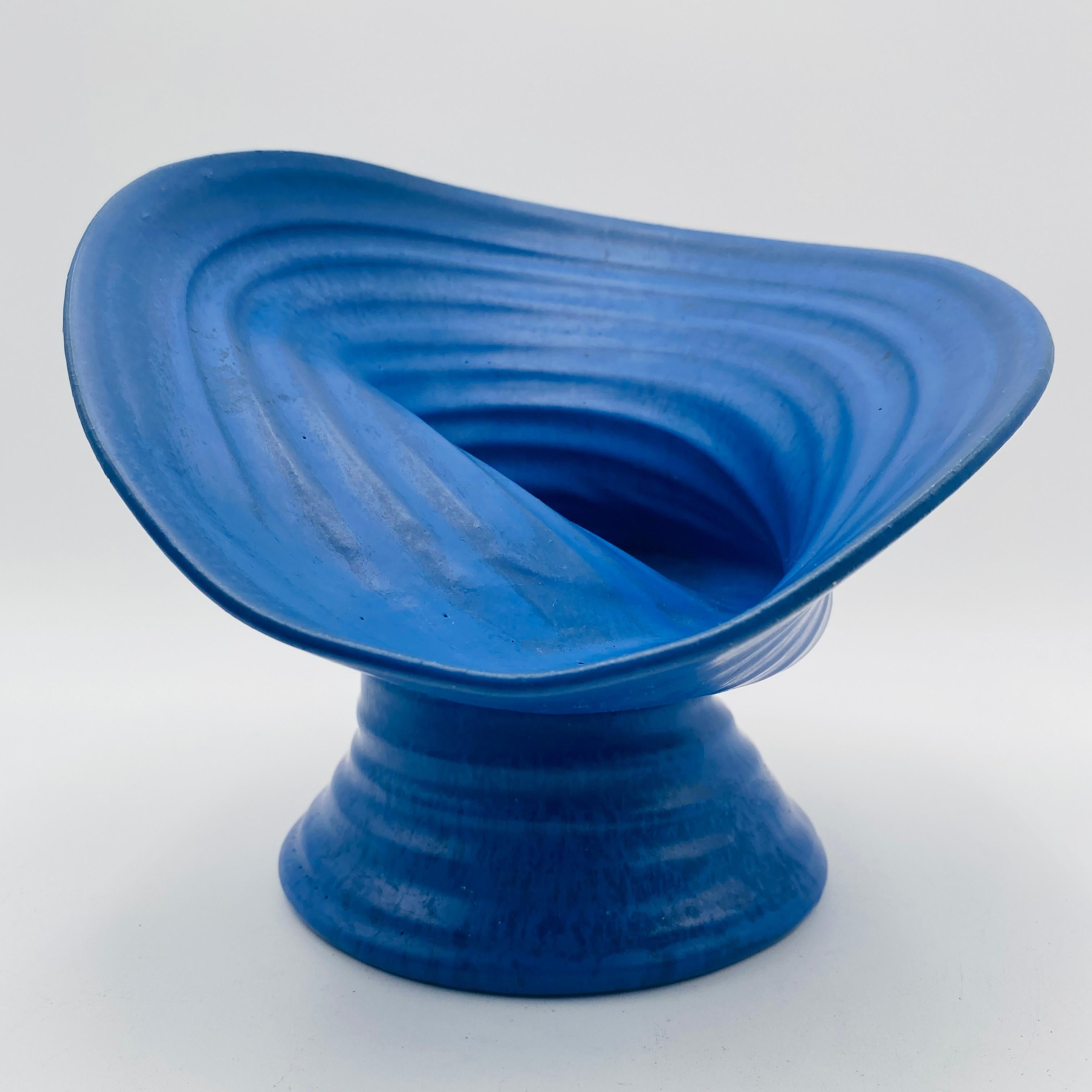 Jarrón de cerámica azul biomorfo de mediados de siglo Studio Pottery Años 60 en venta 5