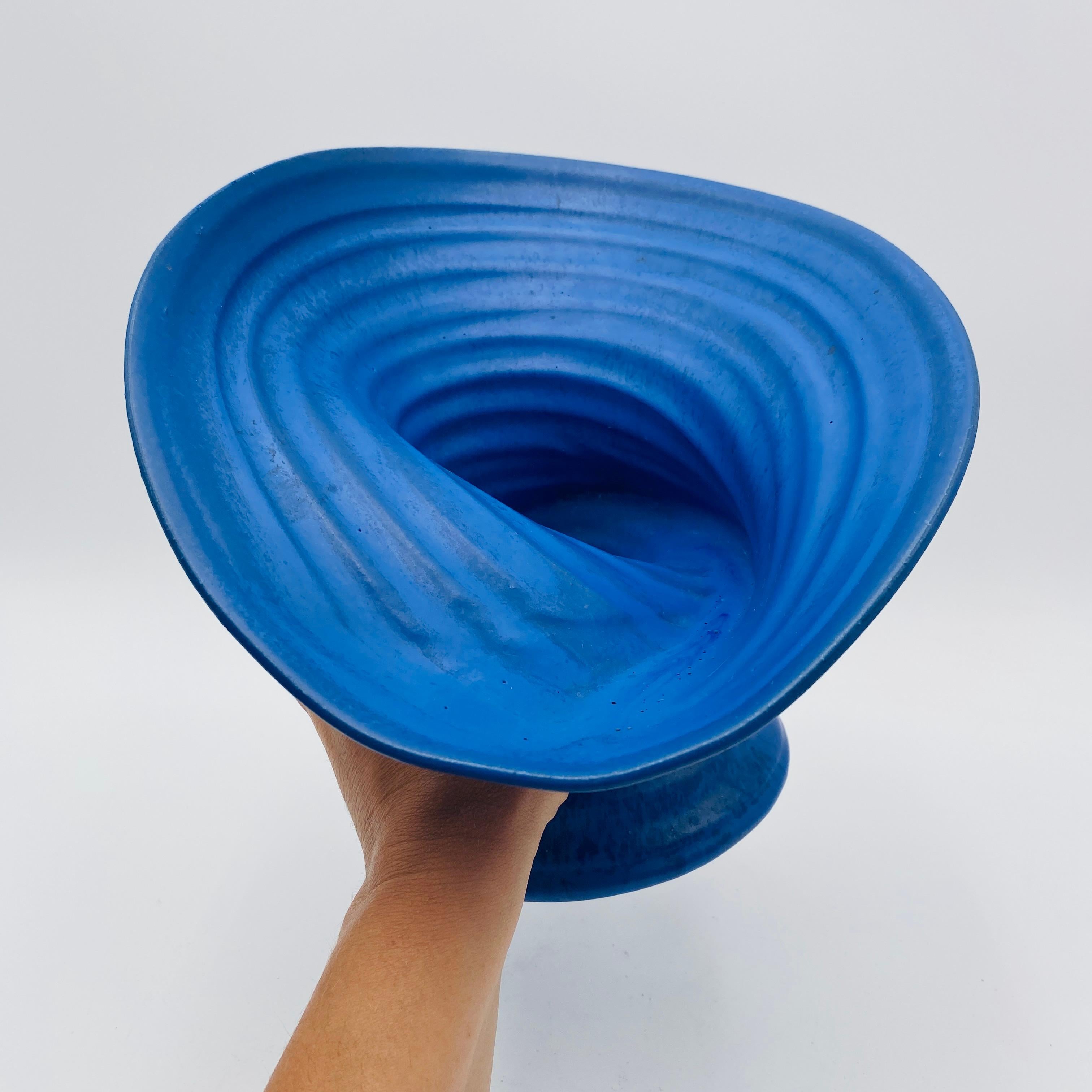 Jarrón de cerámica azul biomorfo de mediados de siglo Studio Pottery Años 60 en venta 7