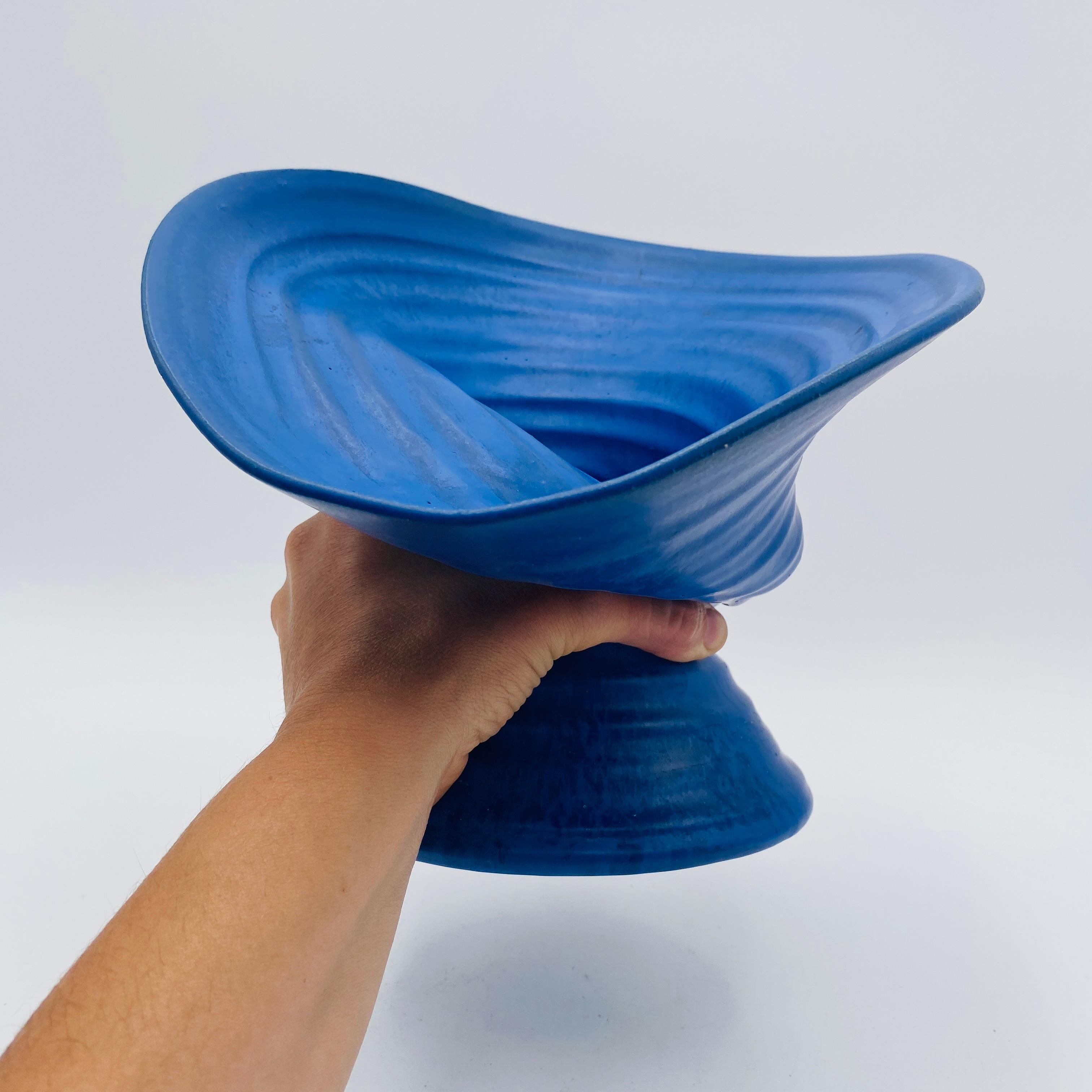 Jarrón de cerámica azul biomorfo de mediados de siglo Studio Pottery Años 60 en venta 8