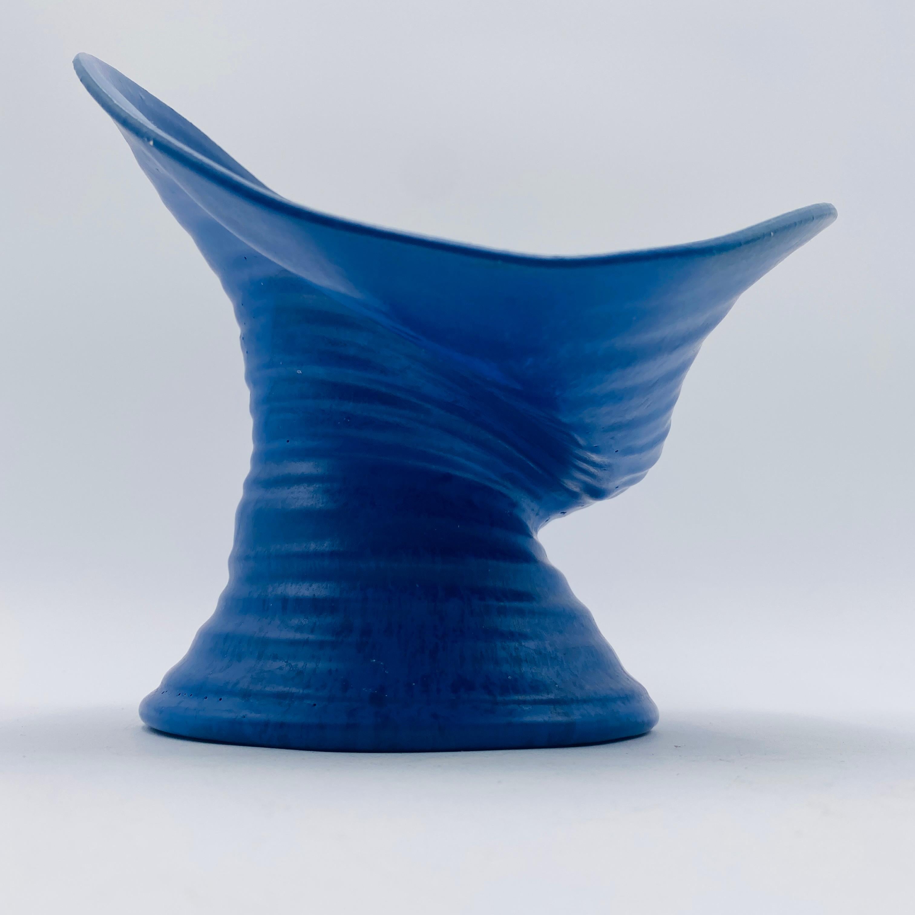 Jarrón de cerámica azul biomorfo de mediados de siglo Studio Pottery Años 60 en venta 9