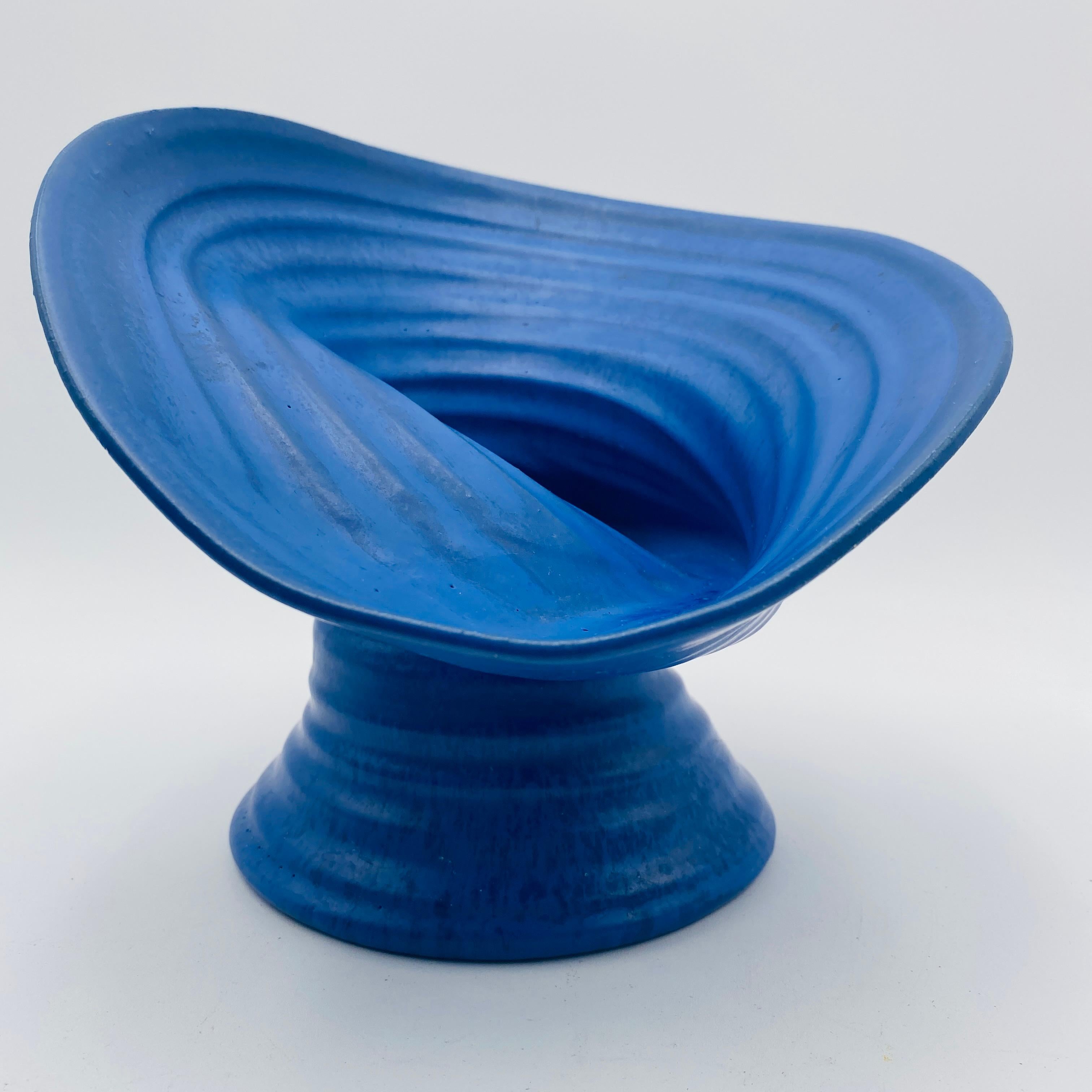 Jarrón de cerámica azul biomorfo de mediados de siglo Studio Pottery Años 60 en venta 10