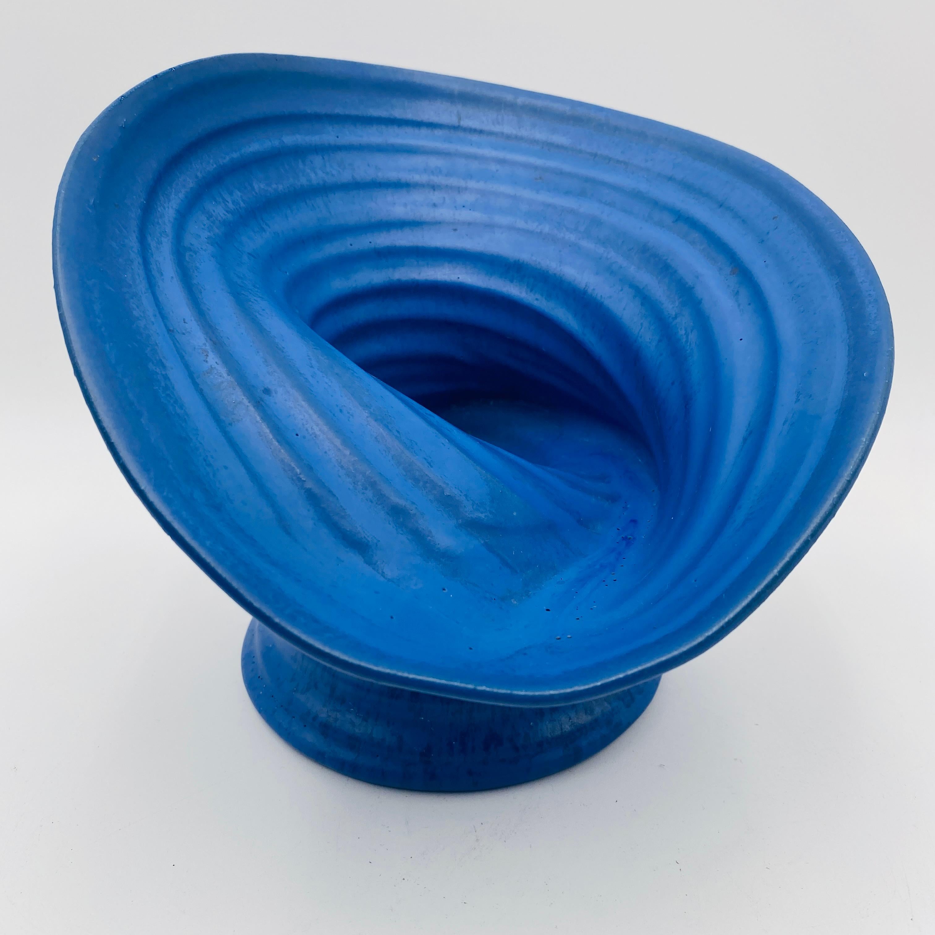 Un jarrón biomórfico de cerámica de mediados de siglo del Studio Pottery de California. El jarrón está claramente hecho a mano en un torno de alfarero, con marcas visibles de dedos por todas partes. Parece como si el artista hubiera permitido