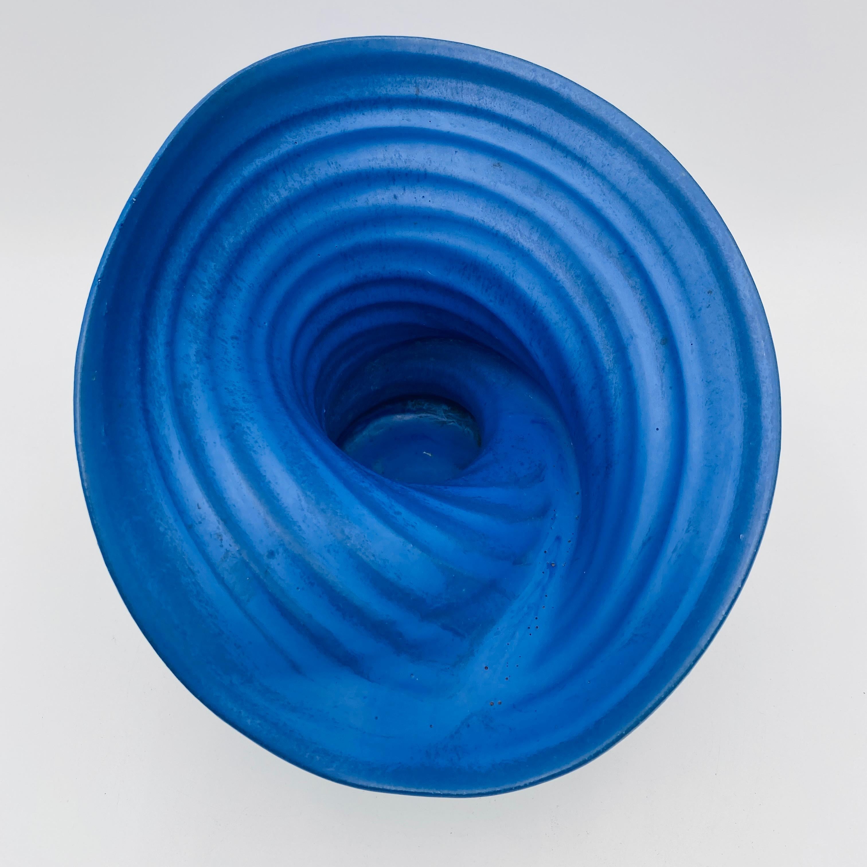 Jarrón de cerámica azul biomorfo de mediados de siglo Studio Pottery Años 60 Moderno de mediados de siglo en venta