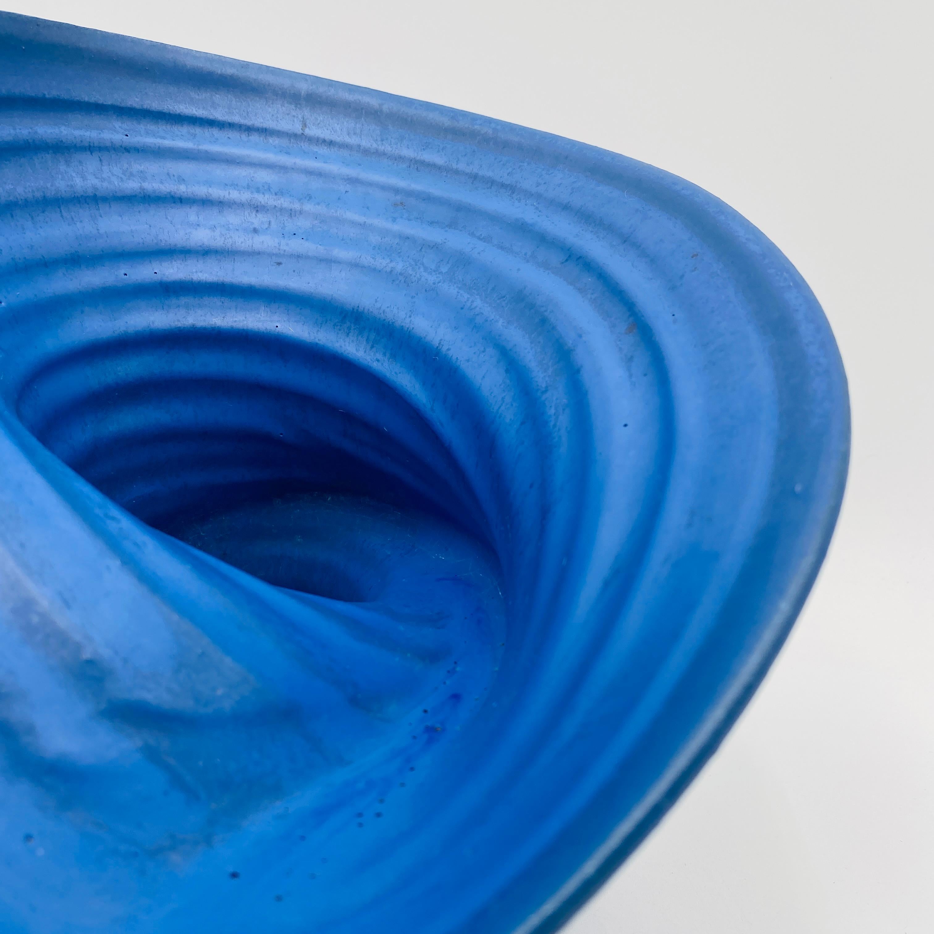 Jarrón de cerámica azul biomorfo de mediados de siglo Studio Pottery Años 60 Estadounidense en venta
