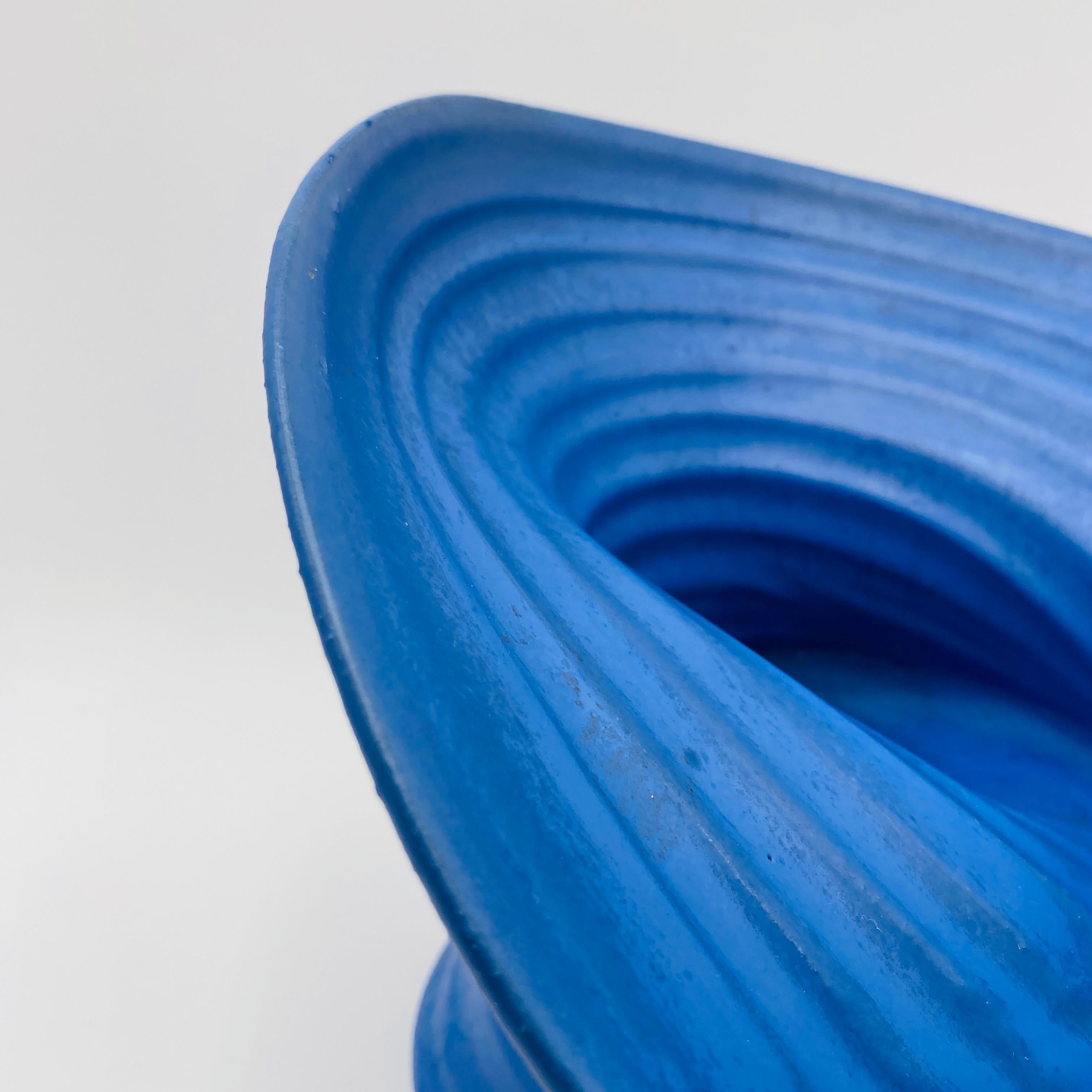 Jarrón de cerámica azul biomorfo de mediados de siglo Studio Pottery Años 60 Hecho a mano en venta