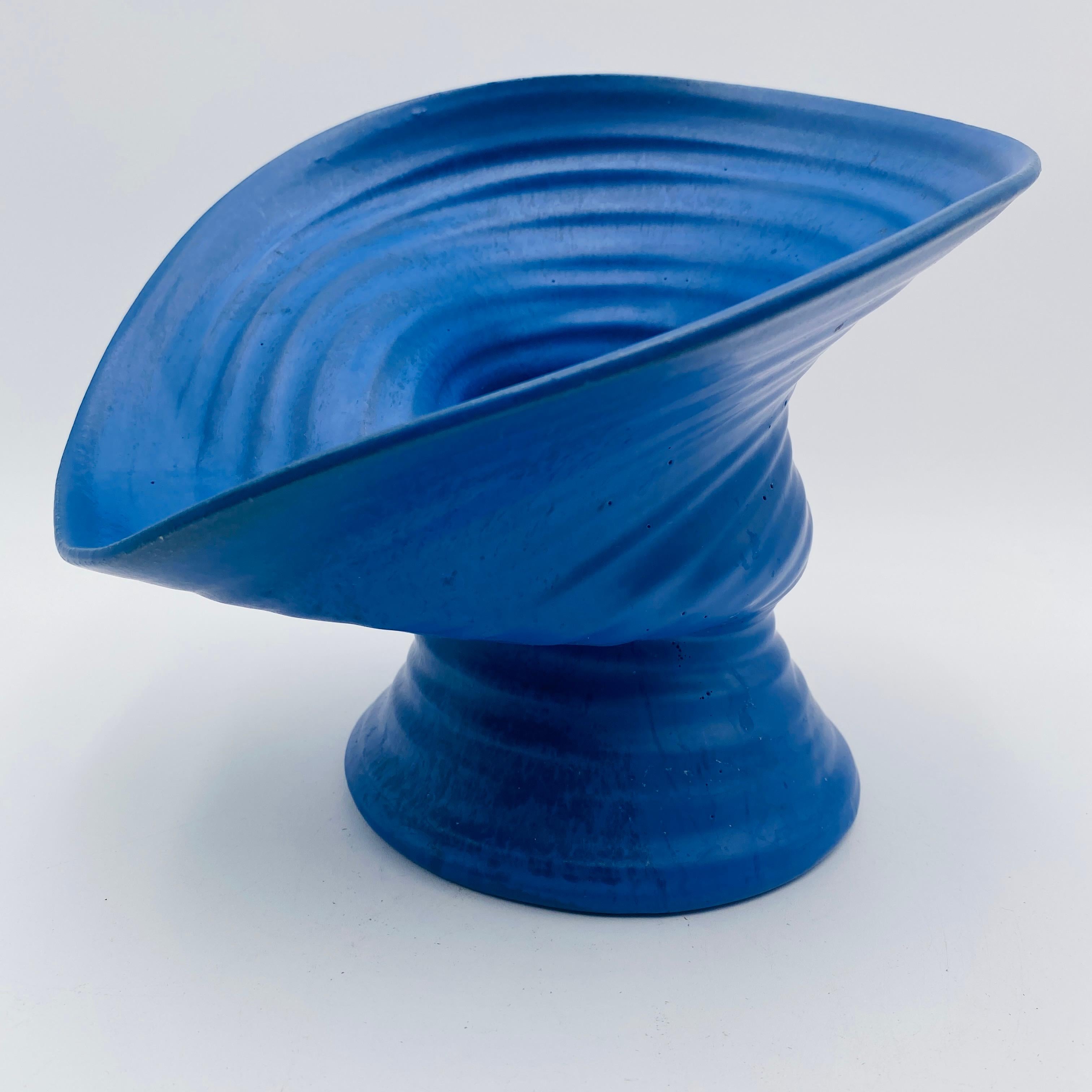 Jarrón de cerámica azul biomorfo de mediados de siglo Studio Pottery Años 60 en Bueno estado para la venta en San Juan Capistrano, CA