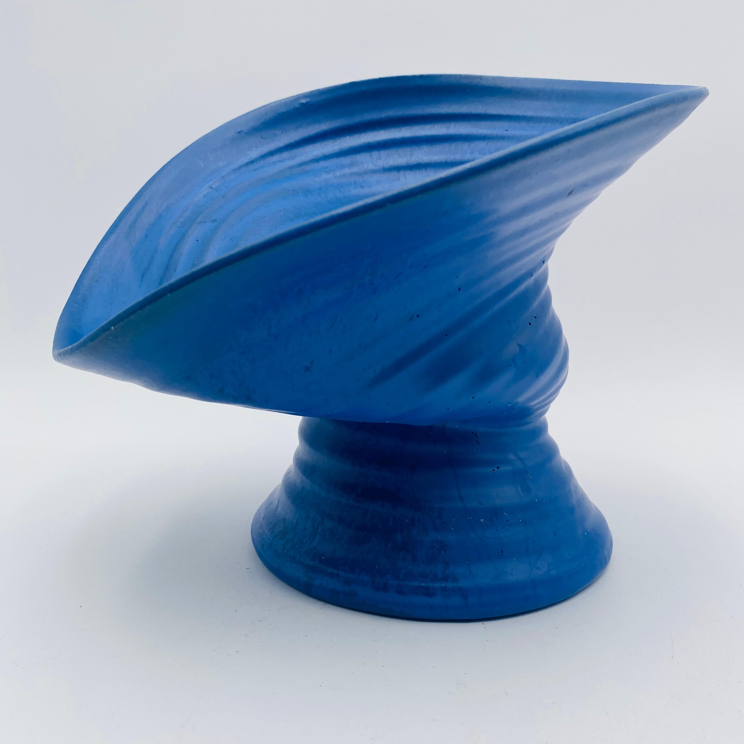 Jarrón de cerámica azul biomorfo de mediados de siglo Studio Pottery Años 60 mediados del siglo XX en venta