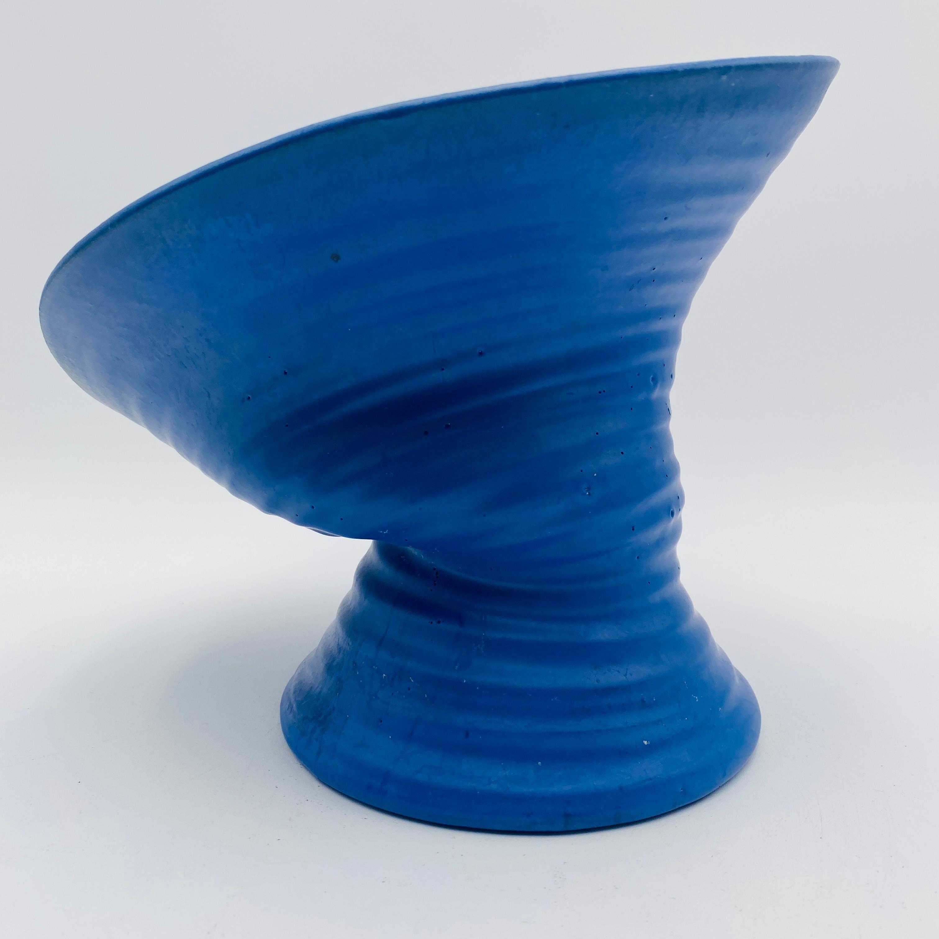 Jarrón de cerámica azul biomorfo de mediados de siglo Studio Pottery Años 60 Cerámico en venta