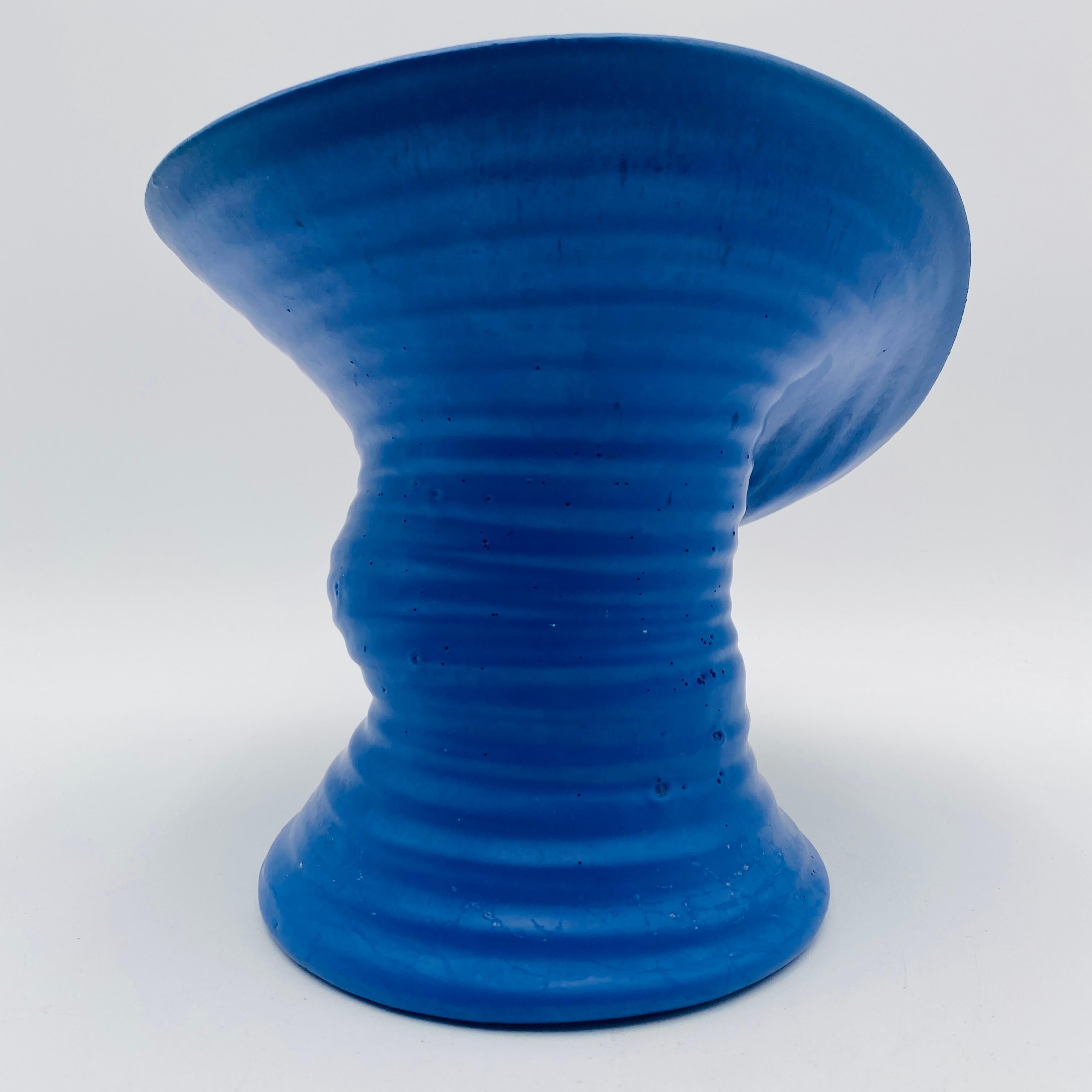 Jarrón de cerámica azul biomorfo de mediados de siglo Studio Pottery Años 60 en venta 1
