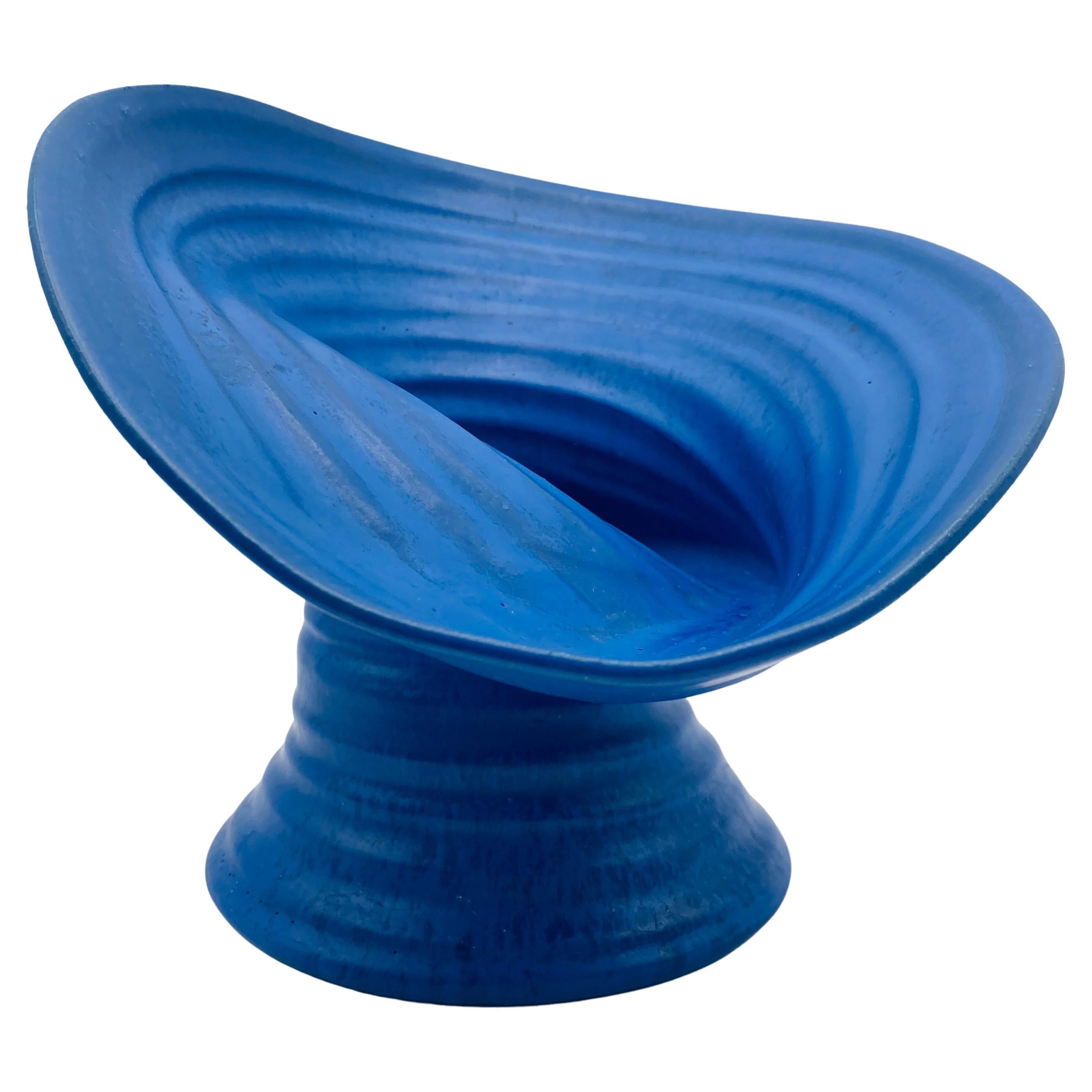 Jarrón de cerámica azul biomorfo de mediados de siglo Studio Pottery Años 60 en venta