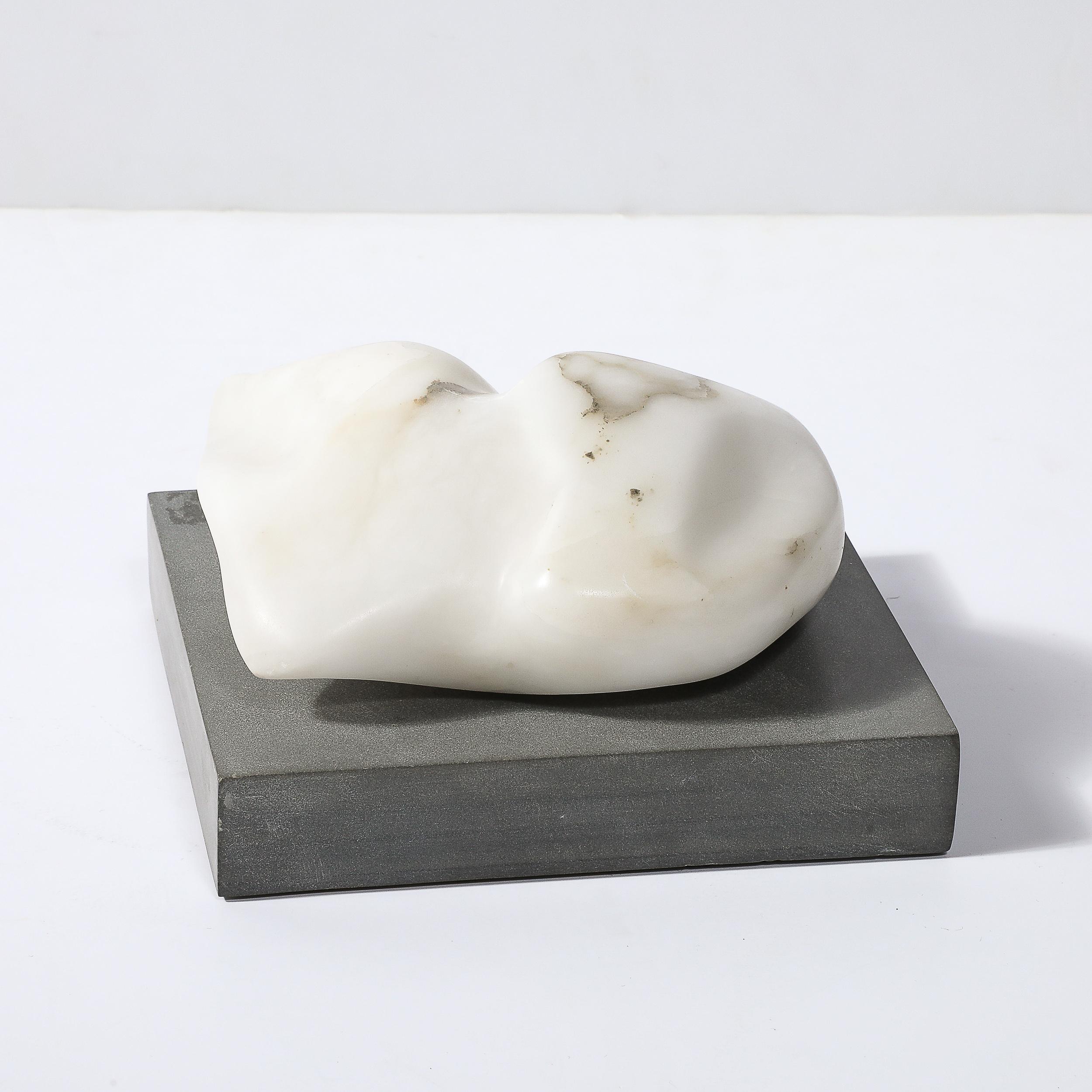 Mid-Century moderno Scultura biomorfa in pietra scolpita di metà secolo su base rettilinea in ardesia in vendita
