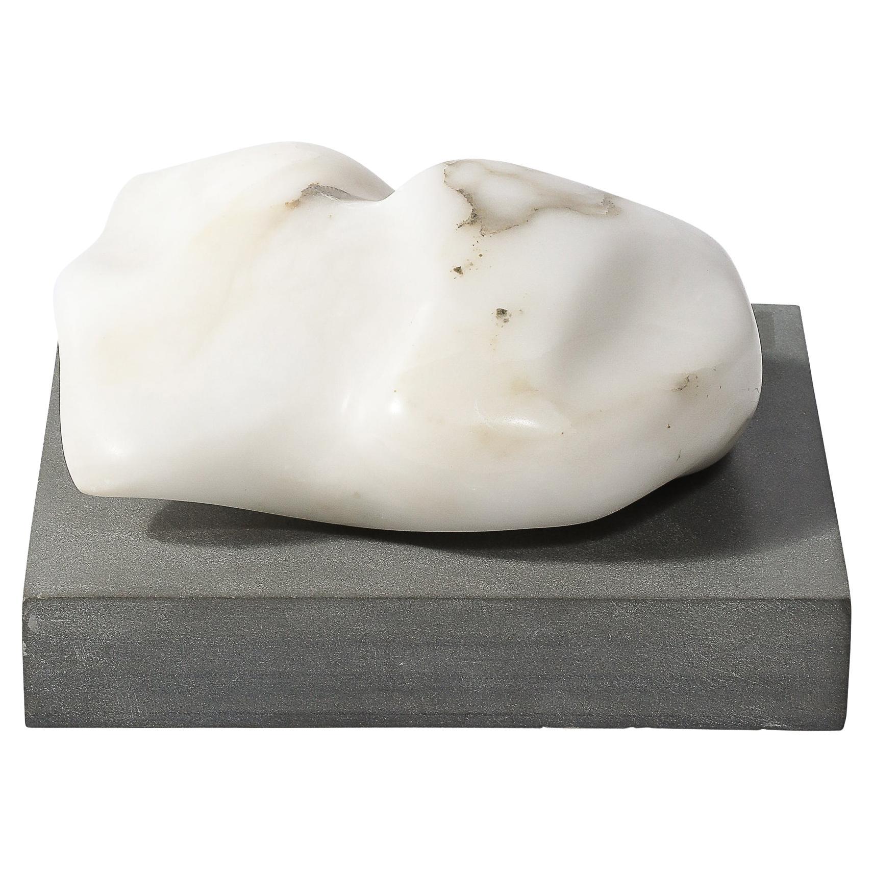 Escultura Biomorfa de Piedra Tallada de Mediados de Siglo sobre Base Rectilínea de Pizarra