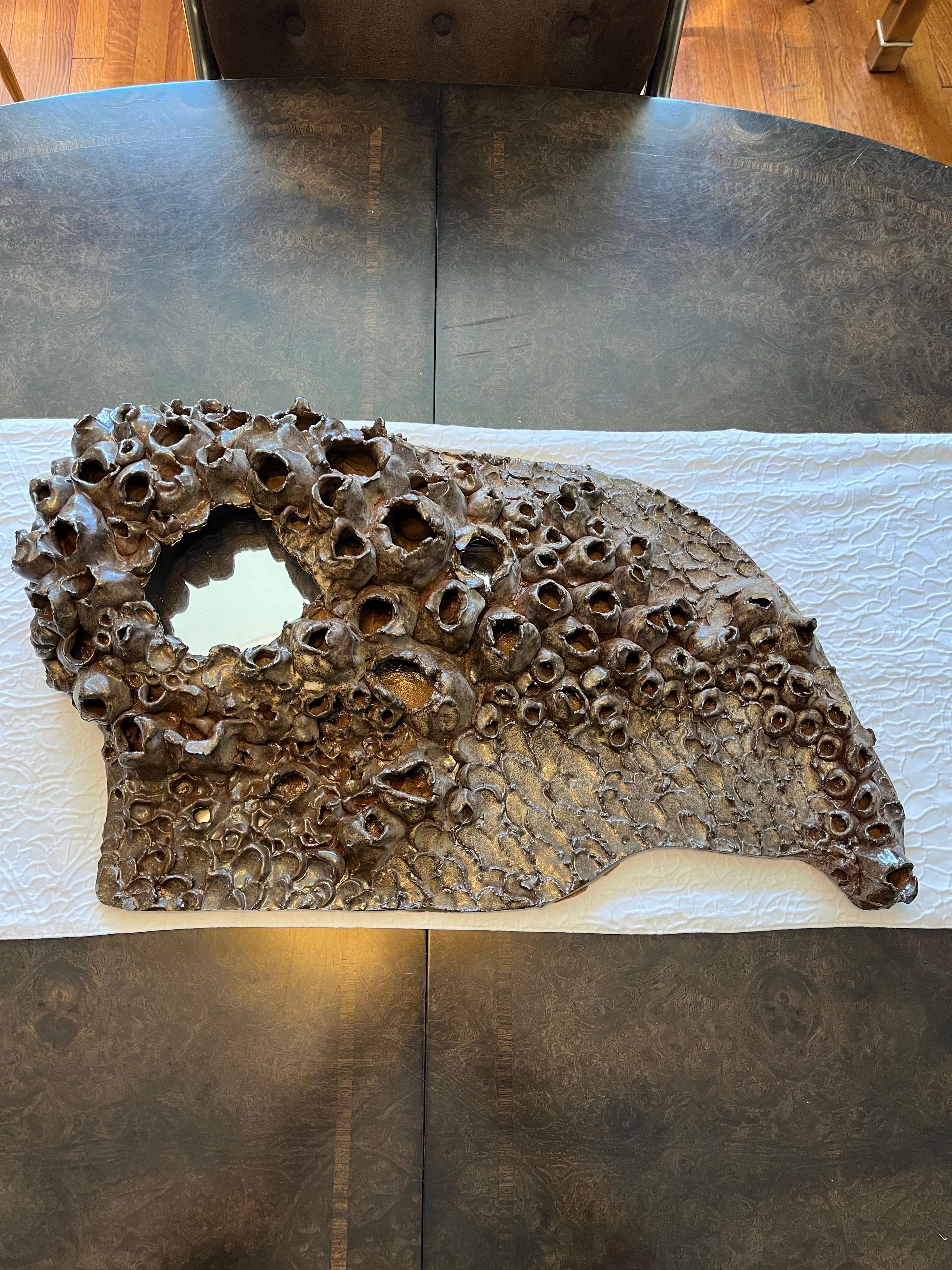 Einzigartige und anspruchsvolle Keramikskulptur eines weitläufigen Korallenriffs. Braun glasierte Töpferware mit auffallend organischer Optik. Zwei Spiegel sind in das Riff eingelassen, um das Reservoir darzustellen. Satte braune Glasur. Er eignet