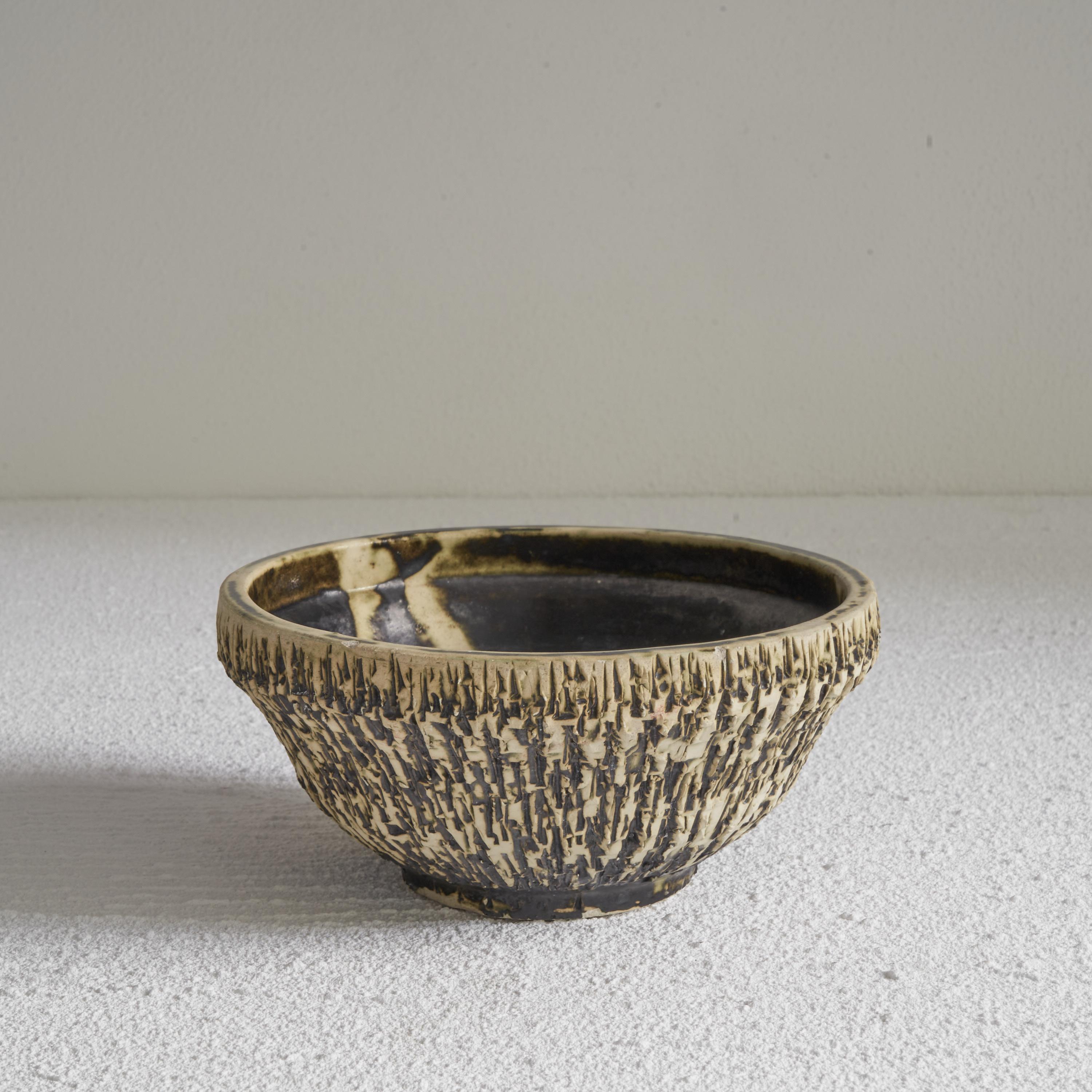 Decorative ‘Birch Bark’ Pottery Bowl, mid 20th century. 

This is a very decorative pottery bowl with a distinct style. The outside is reminiscent of birch bark and gives this bowl an interesting appearance. On the inside great graphical parts of