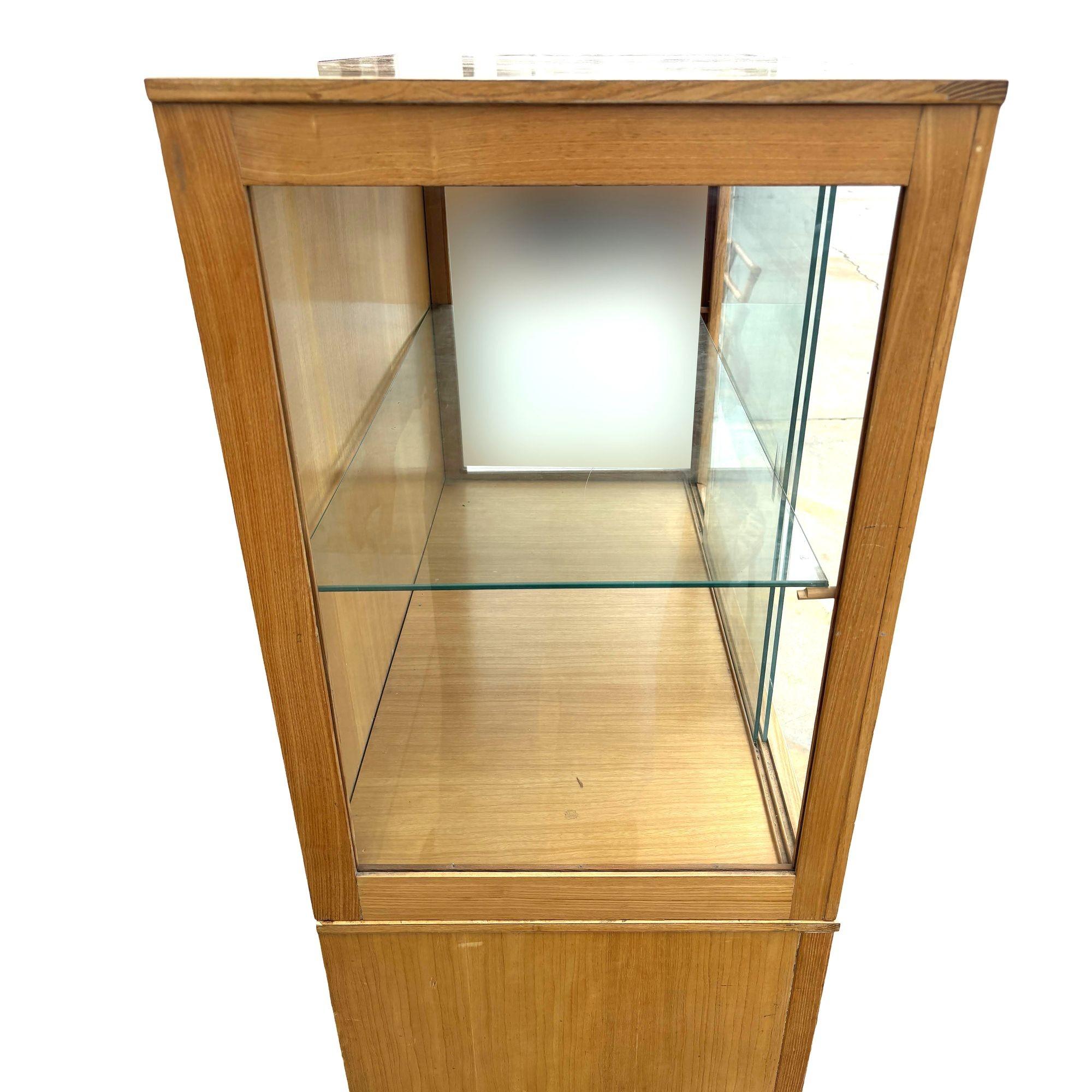 Mid Century Birch Curio Cabinet w/ Bronze Pulls In Excellent Condition For Sale In Van Nuys, CA