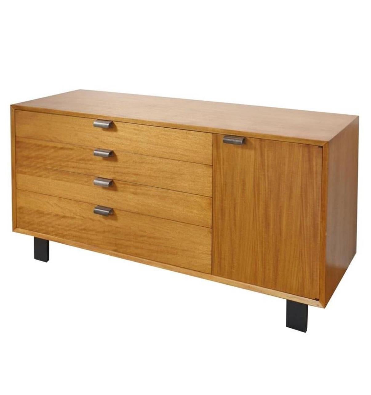 Cómoda o aparador Primavera de George Nelson para Herman Miller de mediados de siglo. Tiene puerta de armario en el lado derecho y Cuatro cajones con tiradores curvos de metal niquelado. Tiene separadores de cajones y armario lateral izquierdo con