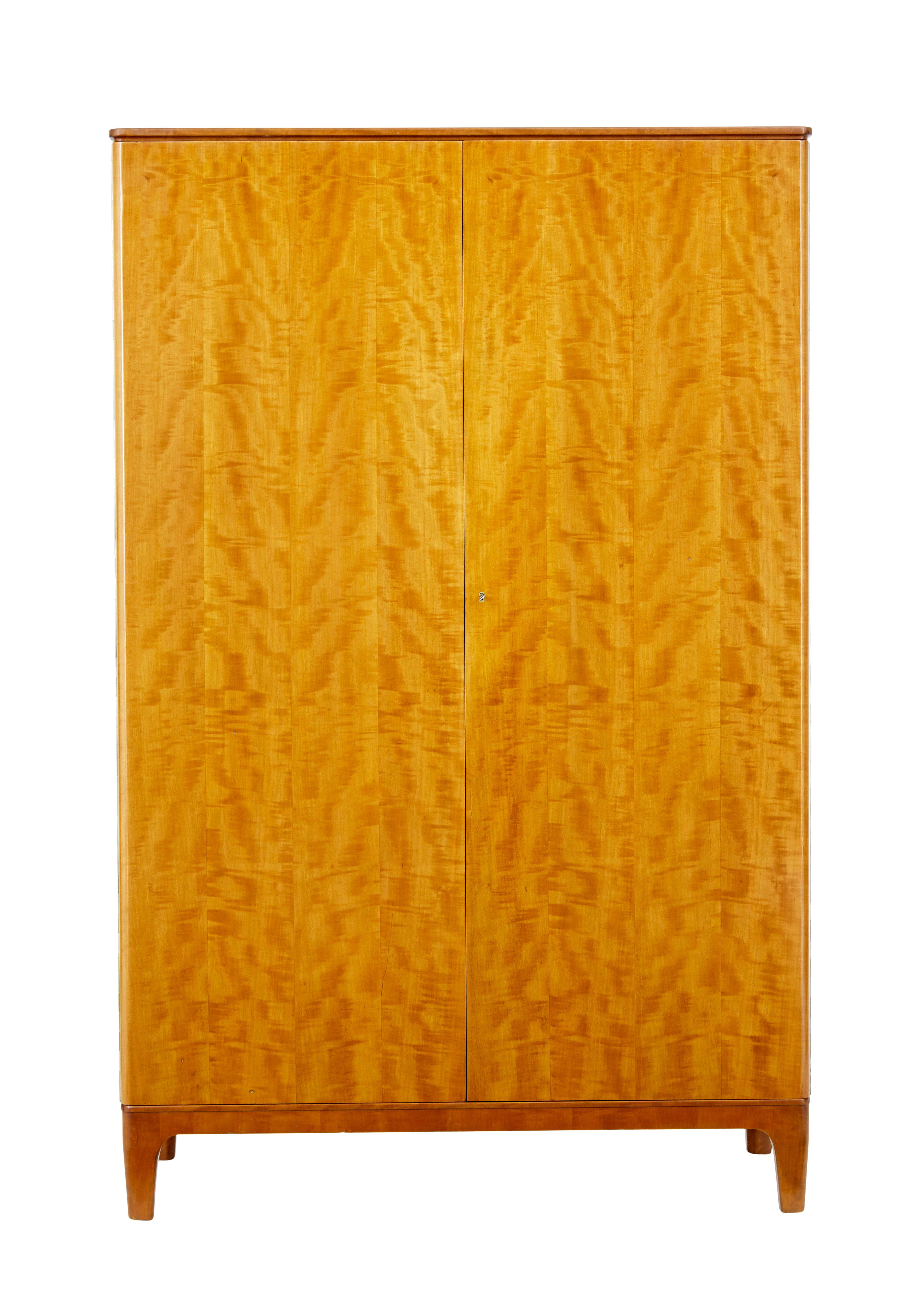 Armoire en bouleau du milieu du siècle par oscar nilsson pour nordiska kompaniet circa 1939.

Nous avons le plaisir de proposer cette armoire encastrée qui est une pièce précoce dans le mouvement du mobilier moderne scandinave.  Dessinée par Oscar