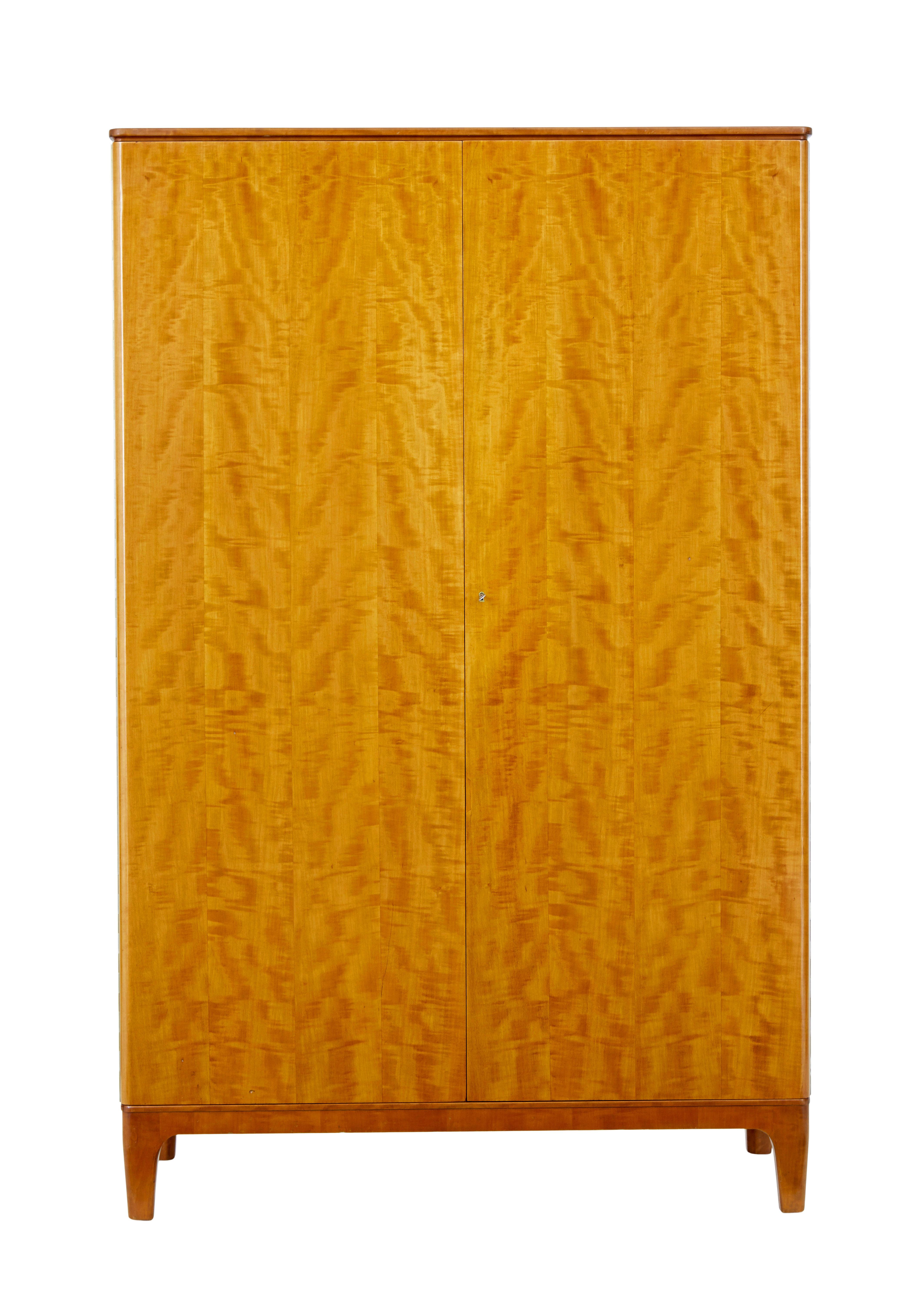 Armario de abedul de mediados de siglo, de Oscar Nilsson para Nordiska Kompaniet, hacia 1939.

Nos complace ofrecer este armario empotrado que es una pieza temprana del movimiento escandinavo de muebles modernos.  Diseñada por oscar nilsson
