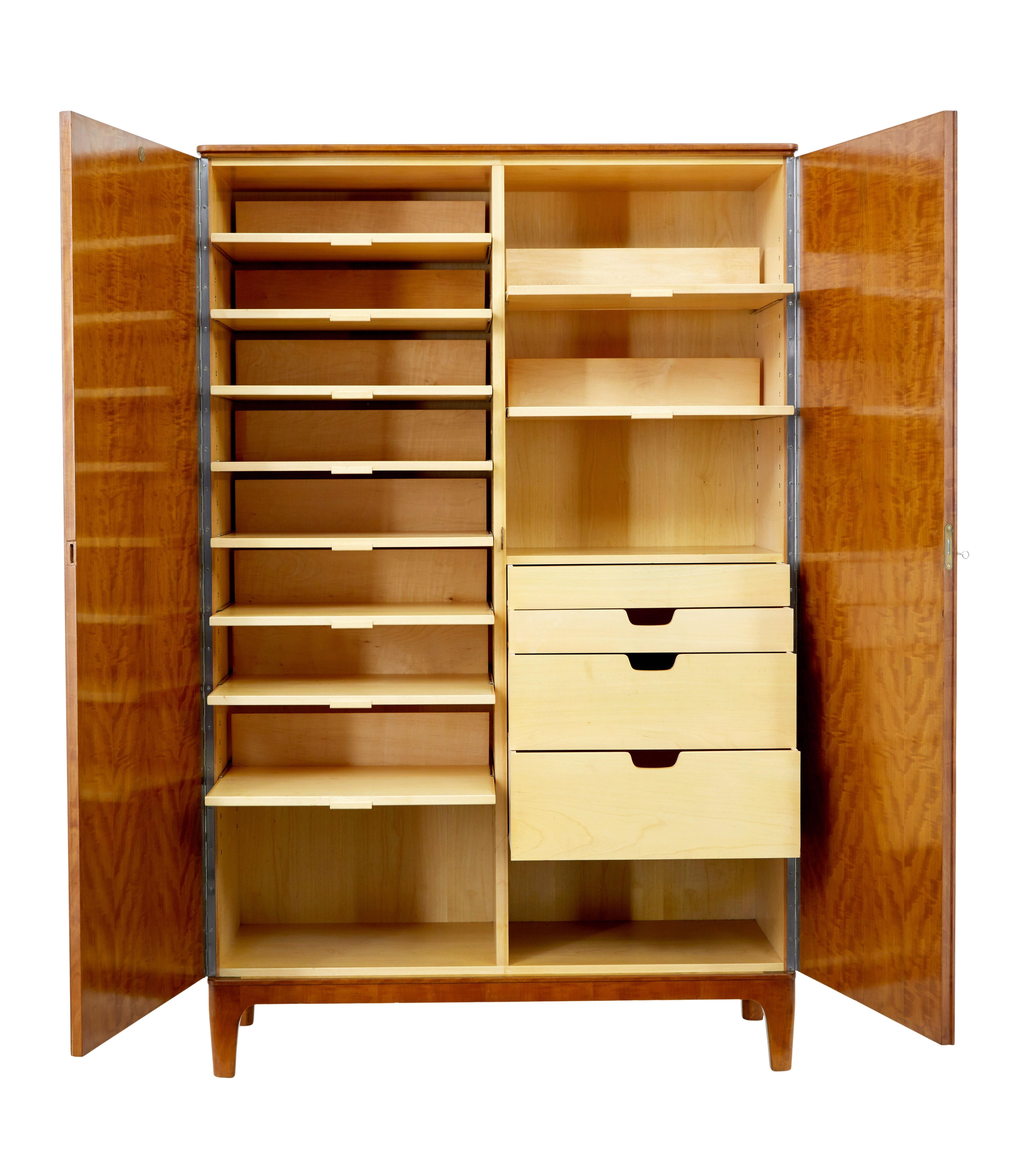 Suédois Armoire en bouleau du milieu du siècle dernier d'Oscar Nilsson Nordiska Kompaniet en vente