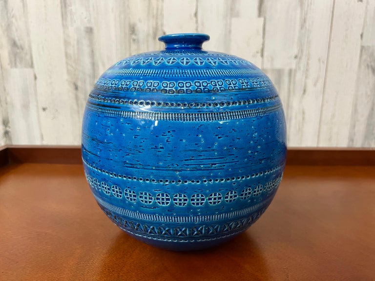 https://a.1stdibscdn.com/mid-century-bitossi-rimini-blue-pottery-vase-by-aldo-londi-italy-1960s-for-sale-picture-2/f_25383/f_358016521692643134542/IMG_1089_master.JPG?width=768