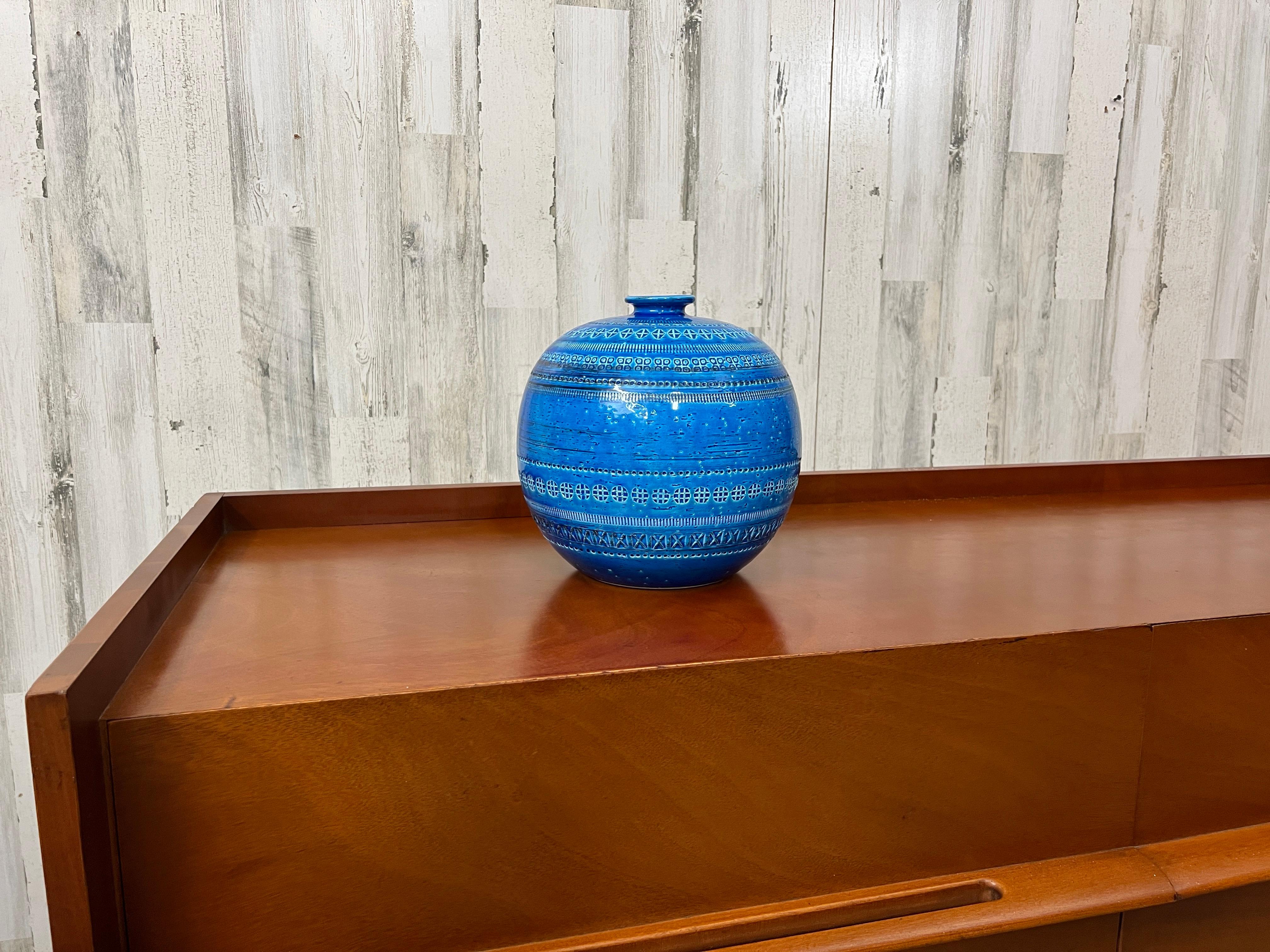 Mid-Century Bitossi Rimini Blue Pottery Vase by Aldo Londi, Italy, 1960s In Good Condition In Denton, TX