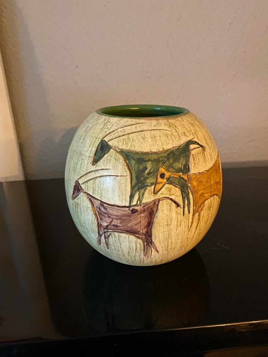 Nice vase from Bitossi by Aldo Londi. The pattern is Stambecchi or Caprone (goat), designed by Aldo Londi. A sgraffito and glazed pattern of goats in grey, brown and orange on a brushed background with a glossy green interior. The caves of Lascaux