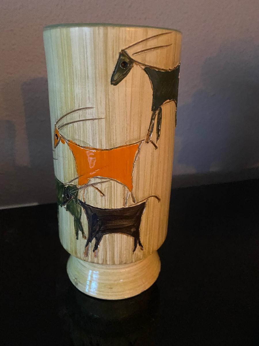 Nice vase from Bitossi by Aldo Londi. The pattern is Stambecchi or Caprone (goat), designed by Aldo Londi. A sgraffito and glazed pattern of goats in grey, brown and orange on a brushed background with a glossy green interior. The caves of Lascaux