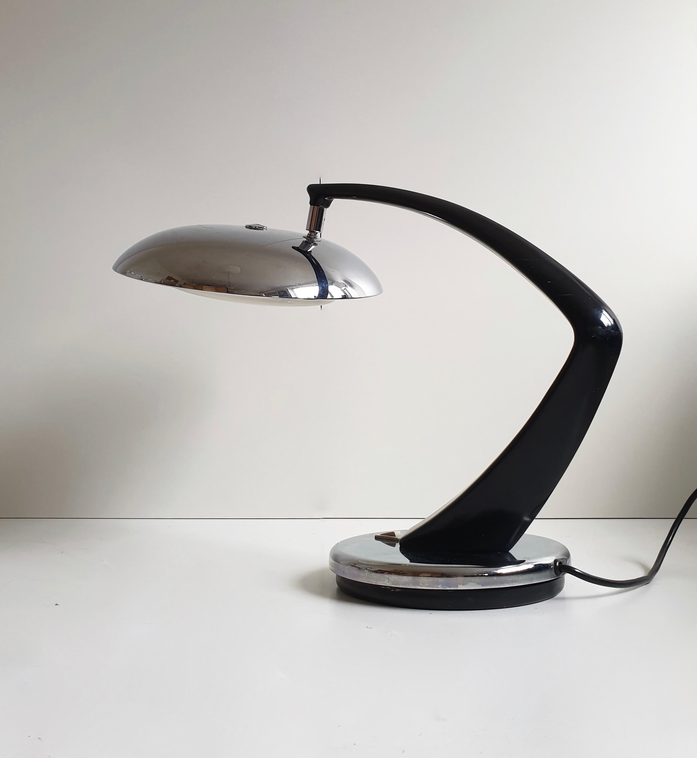 Exquisite black and chrome desk manufactured by Fase, Madrid in the 1960s.

Formed of a chrome swivel base, black enamelled steel arm and a rotating and tilting chrome shade with diffuser.
