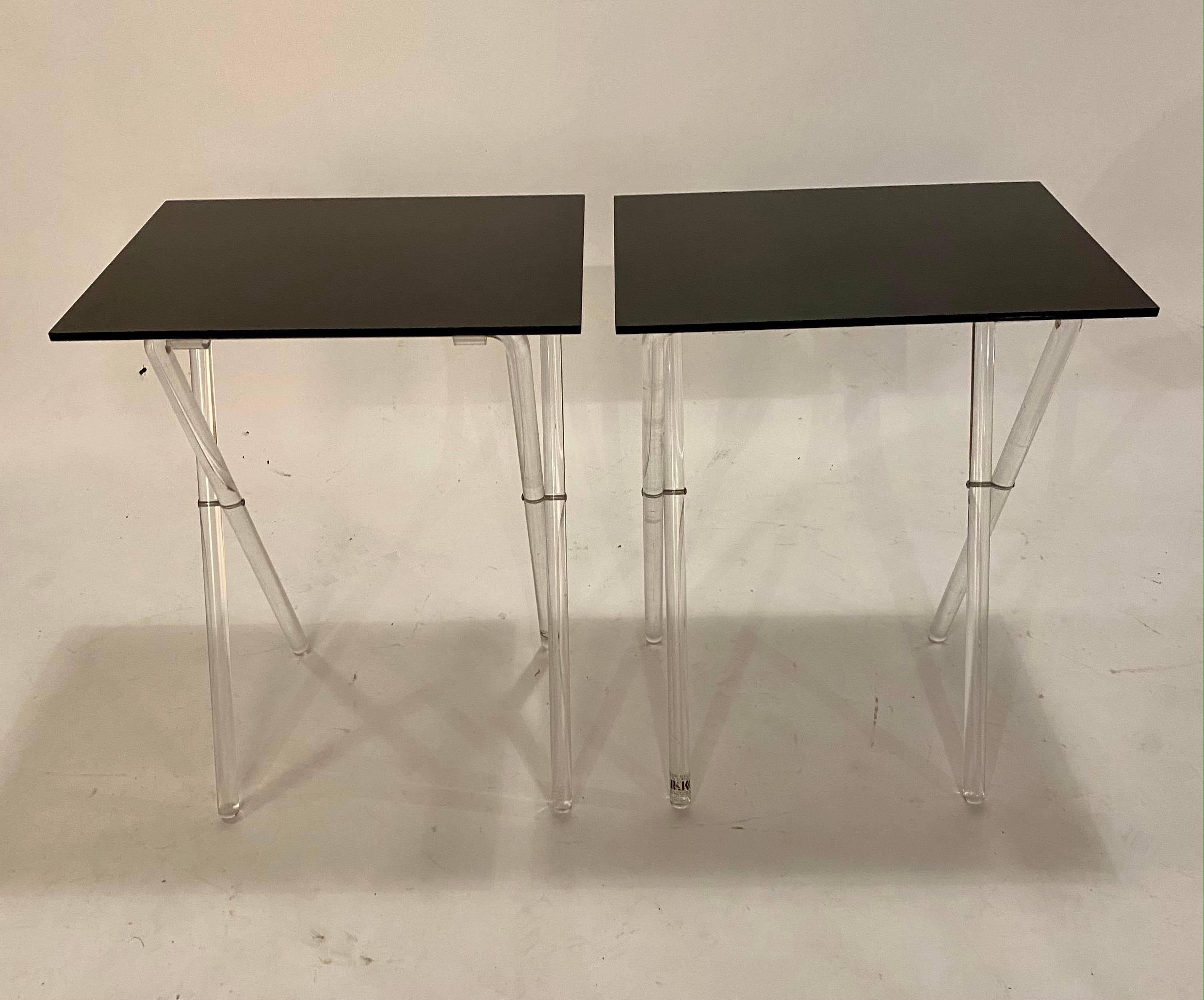 20ième siècle Tables à plateaux en acrylique noire et transparente du milieu du siècle sur pied en vente