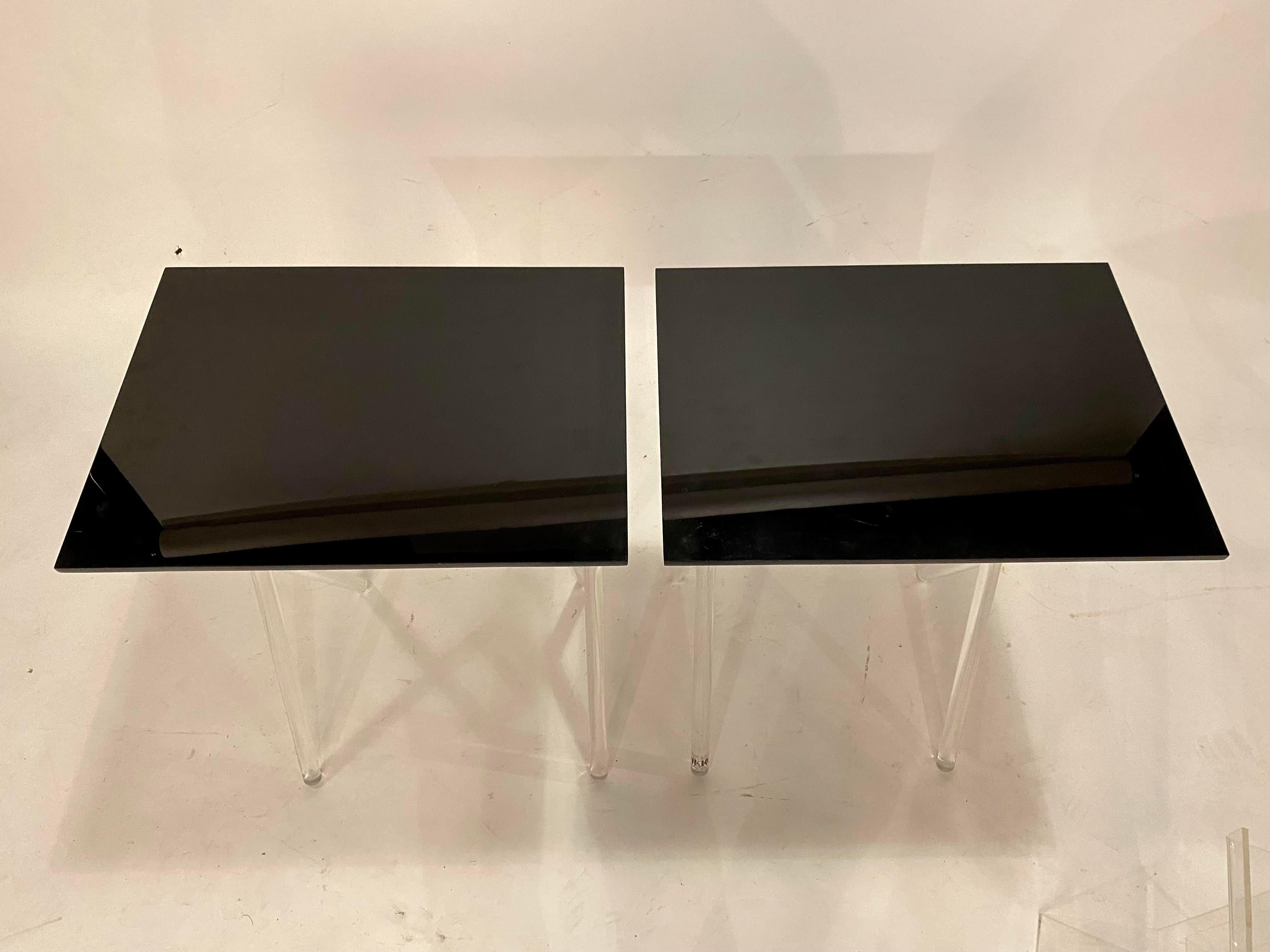 Tables à plateaux en acrylique noire et transparente du milieu du siècle sur pied en vente 2