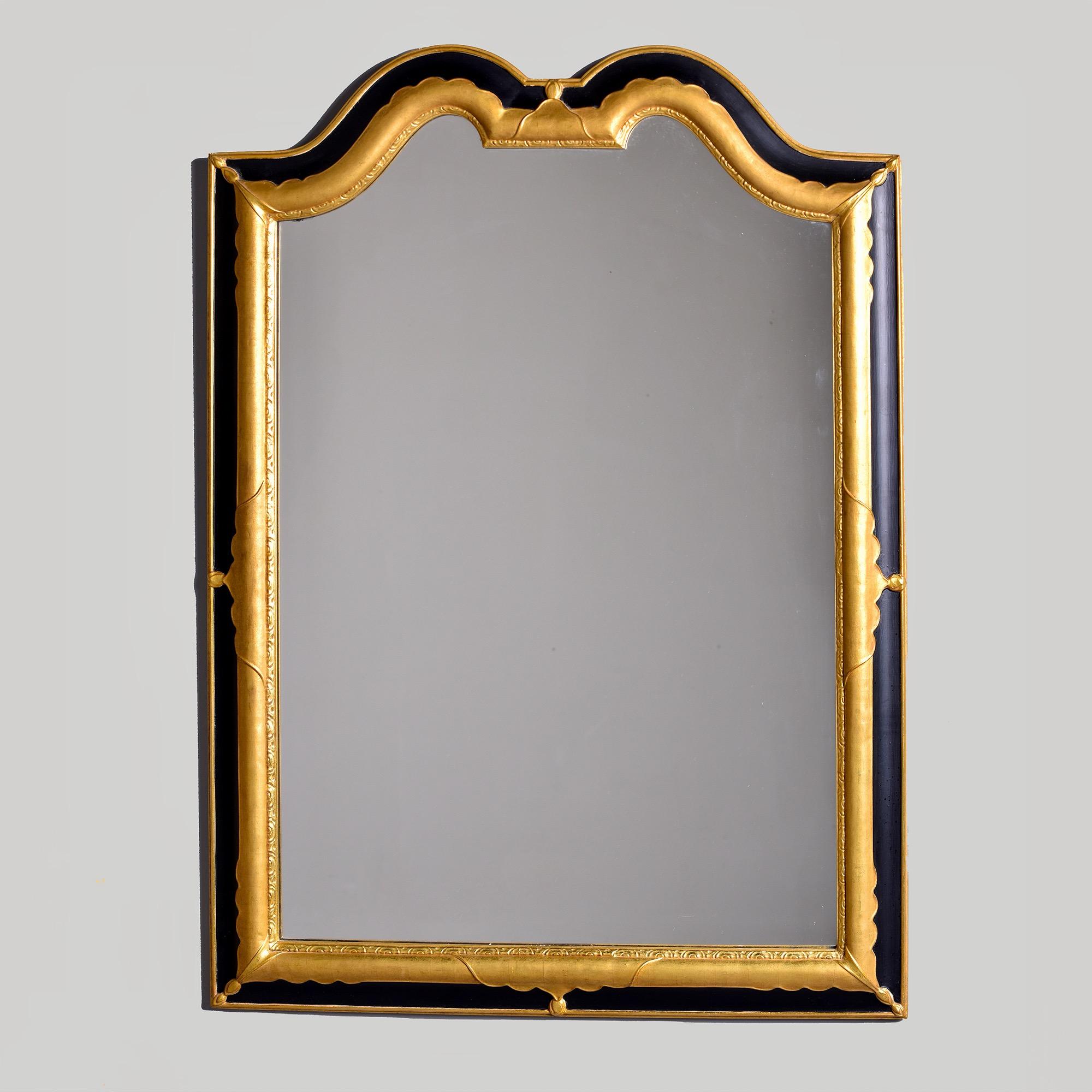 Dieser in den USA gefundene Spiegel mit schwarzem und vergoldetem Rahmen im französischen / Hollywood-Regency-Stil von D. Milch and Sons aus den 1950er Jahren zeichnet sich durch eine doppelt gewölbte Oberseite und ein Swag-Design aus. 

In sehr