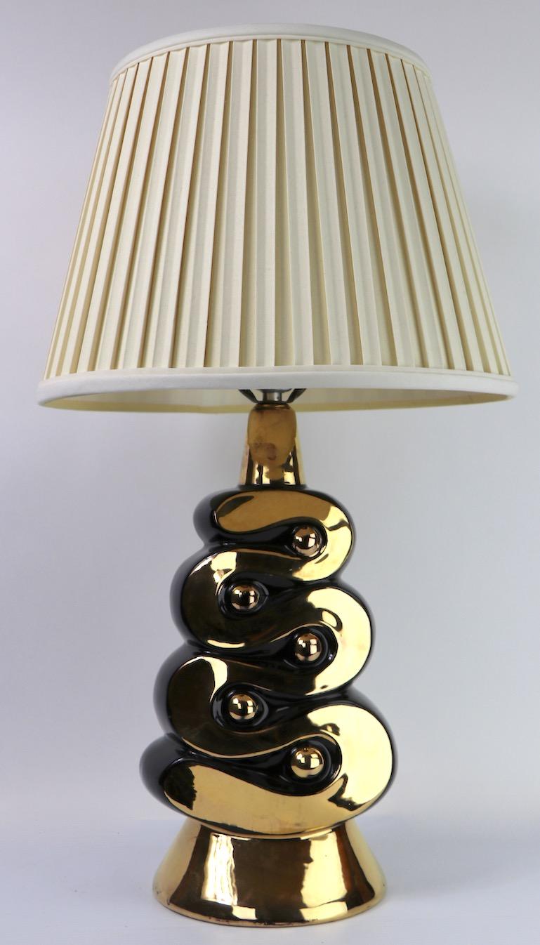 Stylish and chic black and gold ceramic table lamp, having a organic pyramid form base with high gloss gold highlight over black ground. Original, clean and working condition, shade not included. Height to top of socket 18 inch total height 26