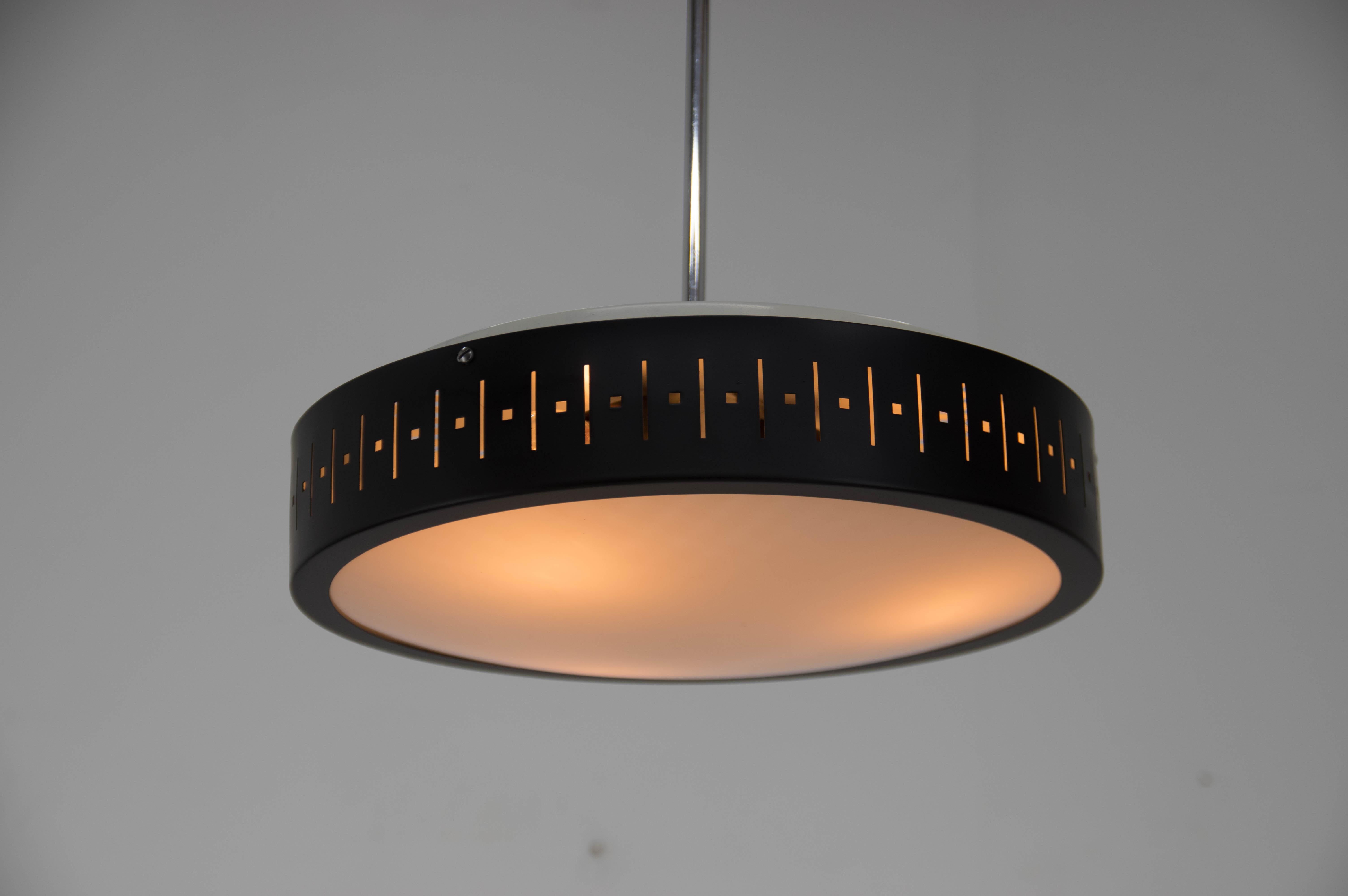 Midcentury UFO chandelier made in Czechoslovakia in 1960s.
Made of milk glass and metal.
Restore: new black paint.
Rewired: 3x40W, E25-E27 bulbs.
US wiring compatible.