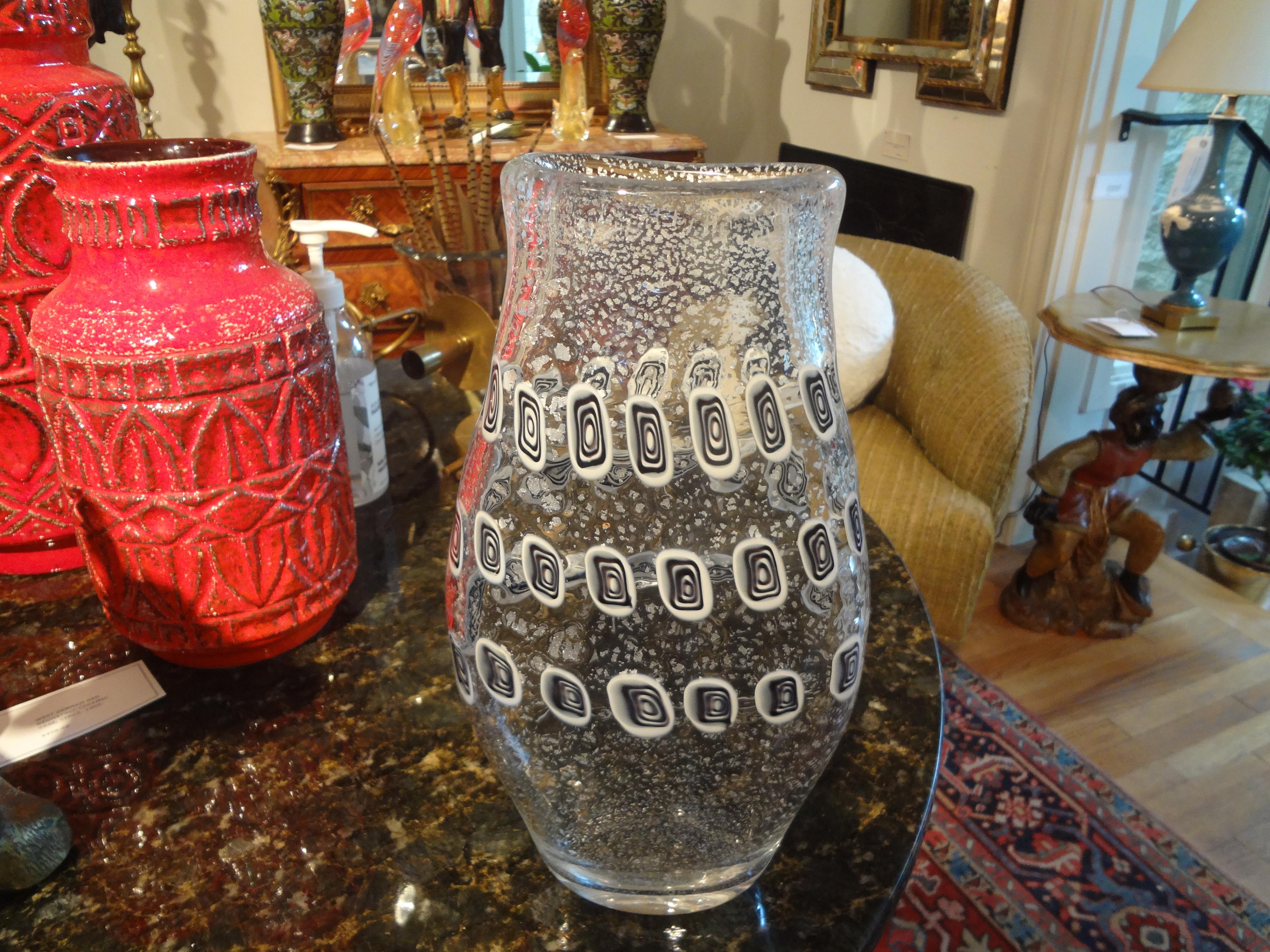 Schöne mundgeblasene Vase aus schwarzem und weißem Muranoglas von Formentello aus der Jahrhundertmitte. Diese wunderschöne modernistische Vase aus Muranoglas trägt noch das Originaletikett des Herstellers.