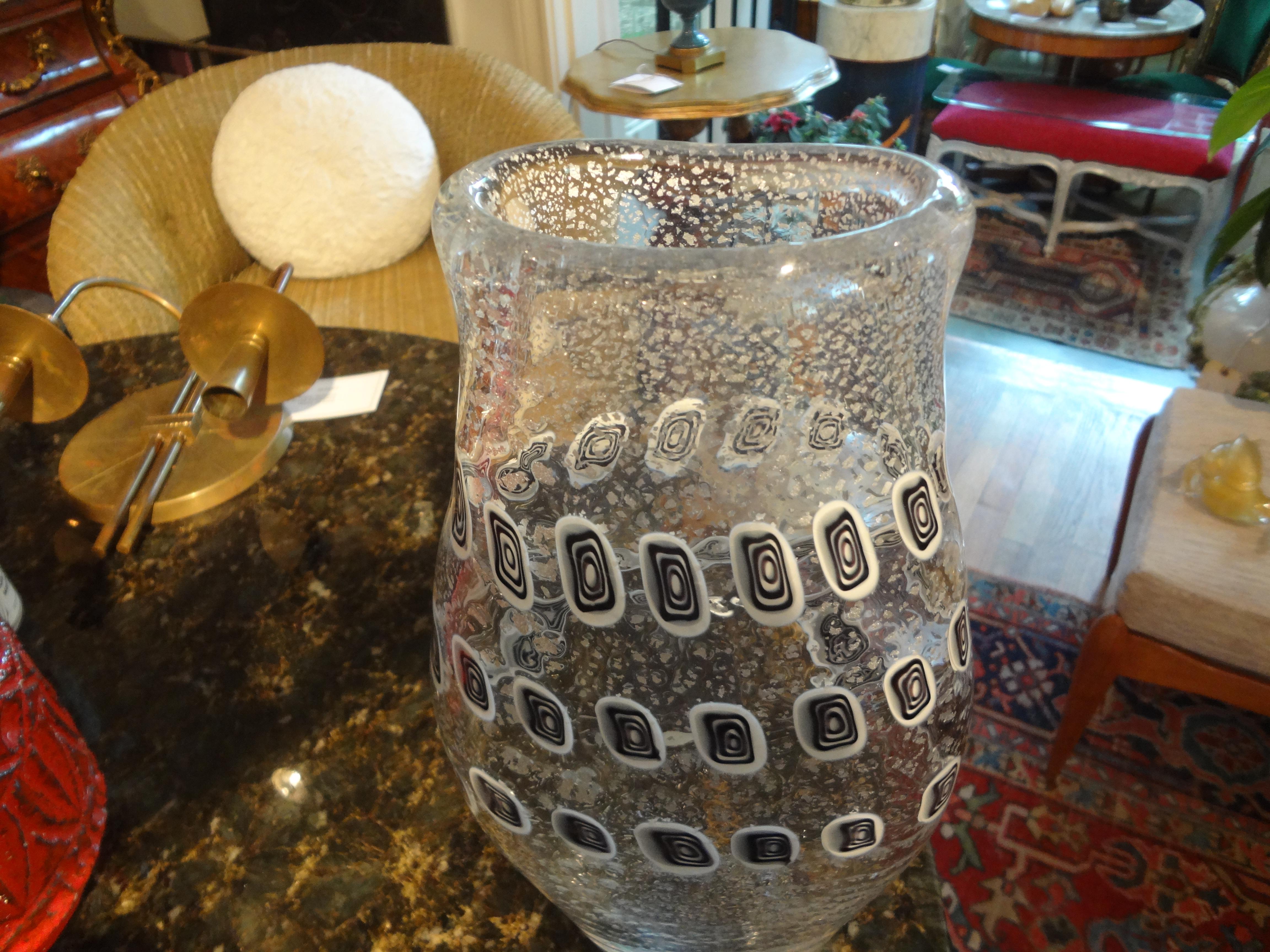 Vase aus schwarzem und weißem Muranoglas von Formentello aus der Mitte des Jahrhunderts im Zustand „Gut“ im Angebot in Houston, TX