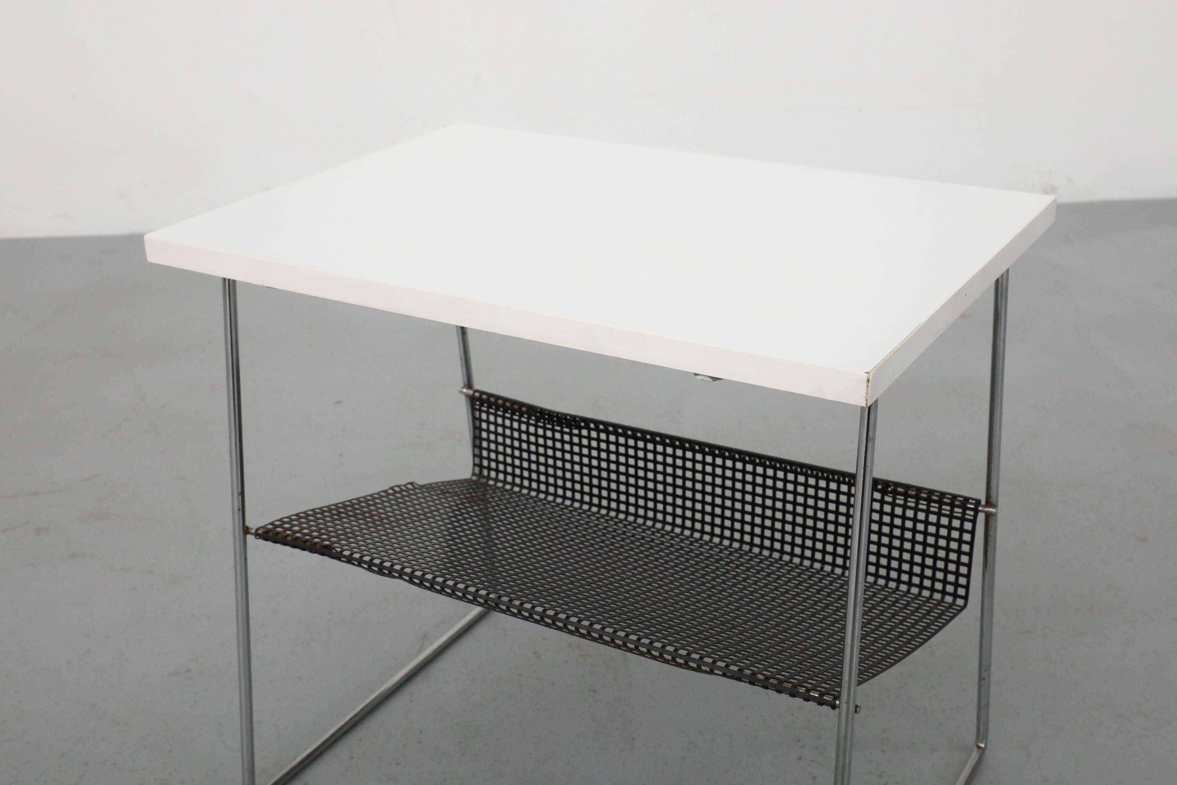 Table de téléphone Pilastro noire et blanche du milieu du siècle dernier avec étagère perforée en vente 3