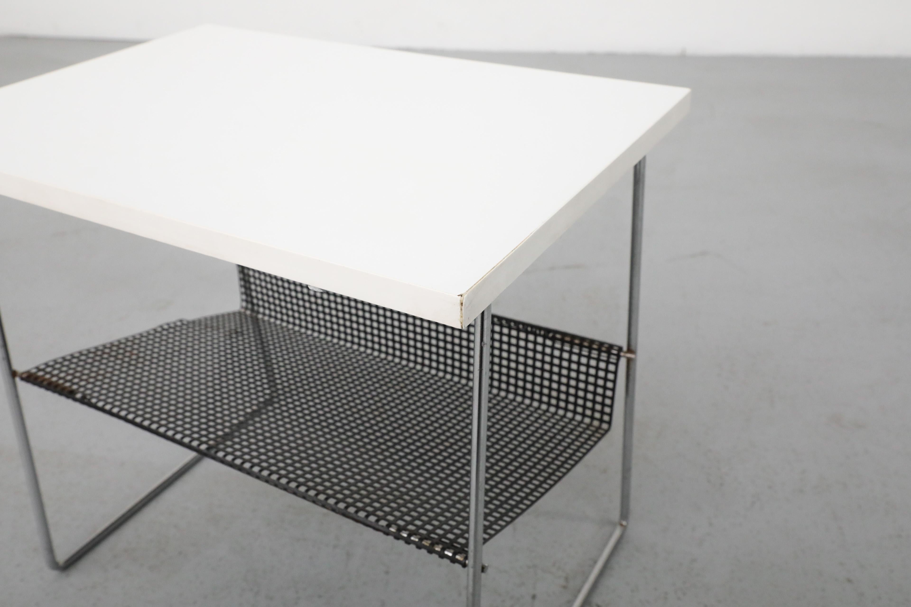 Table de téléphone Pilastro noire et blanche du milieu du siècle dernier avec étagère perforée en vente 8