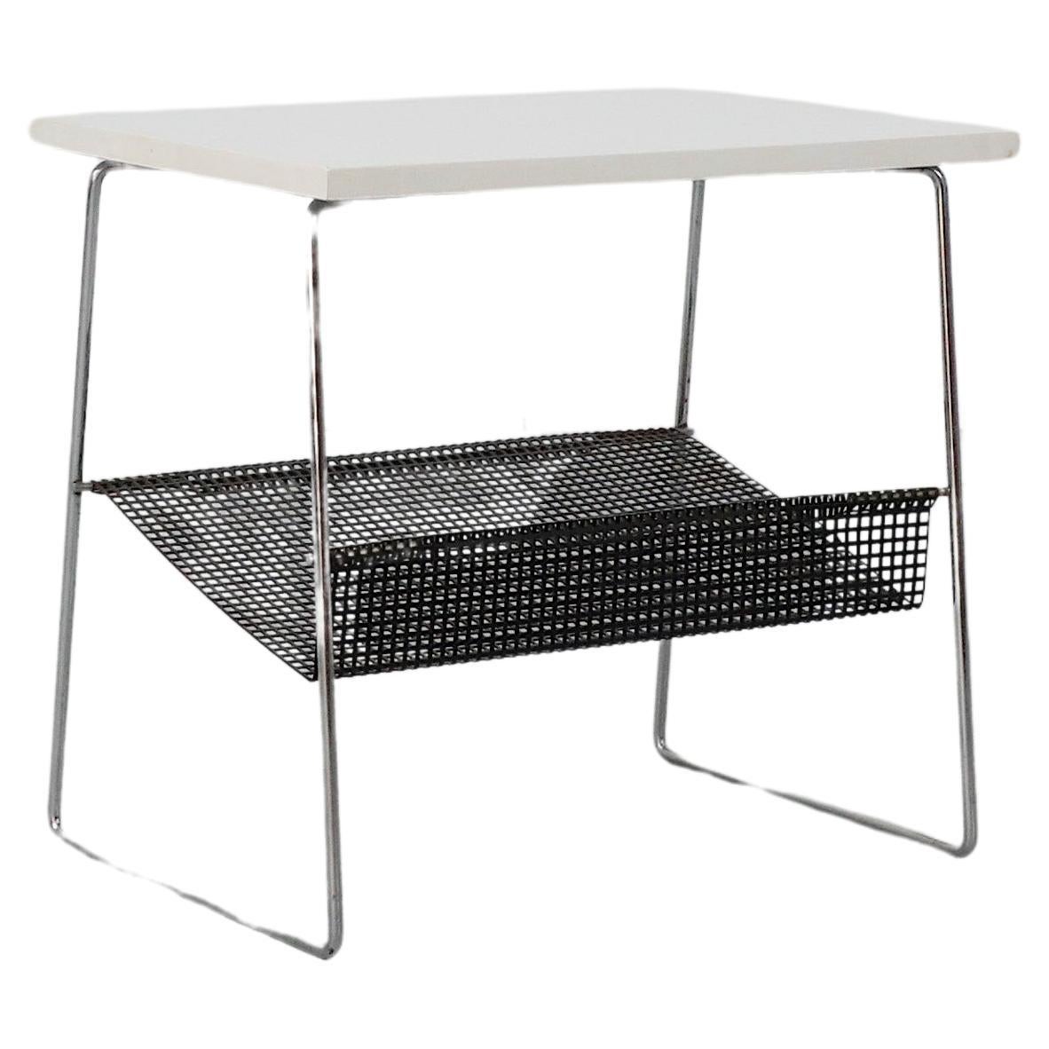 Table téléphonique Pilastro des années 1960 avec plateau blanc, porte-revues incliné perforé noir et structure en fil de fer chromé. En état d'origine, avec une usure visible et une patine visible sur le cadre et le métal perforé. L'usure est