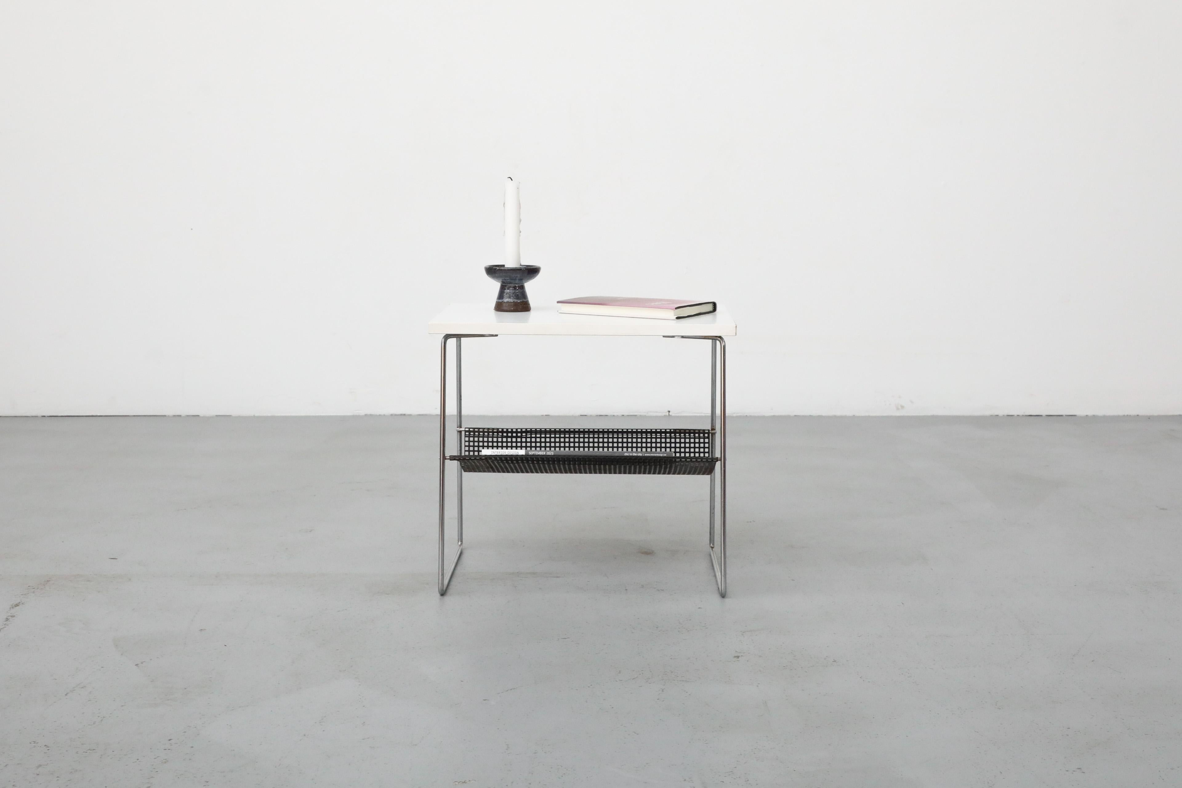 Mid-Century Modern Table de téléphone Pilastro noire et blanche du milieu du siècle dernier avec étagère perforée en vente