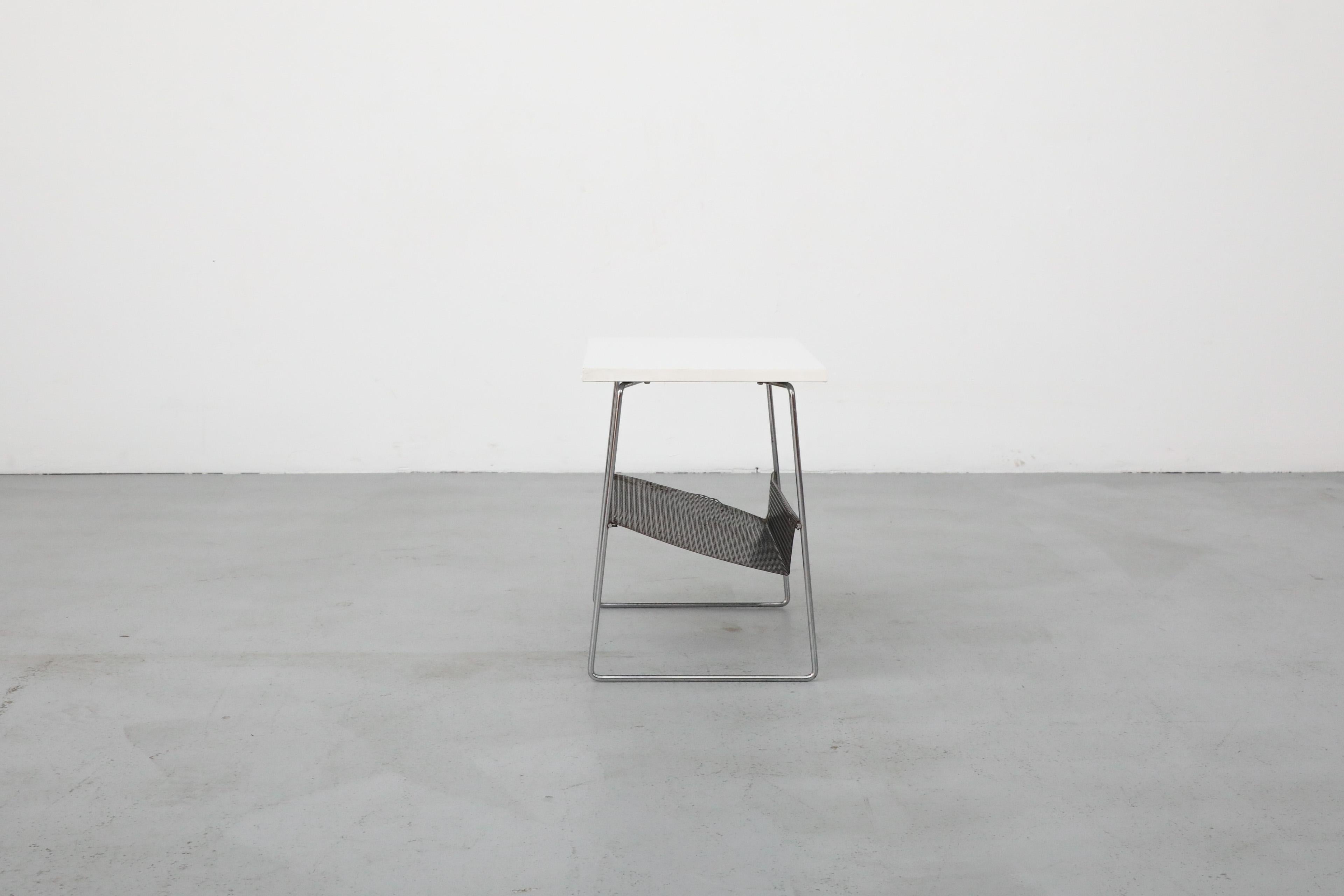 Table de téléphone Pilastro noire et blanche du milieu du siècle dernier avec étagère perforée Bon état - En vente à Los Angeles, CA